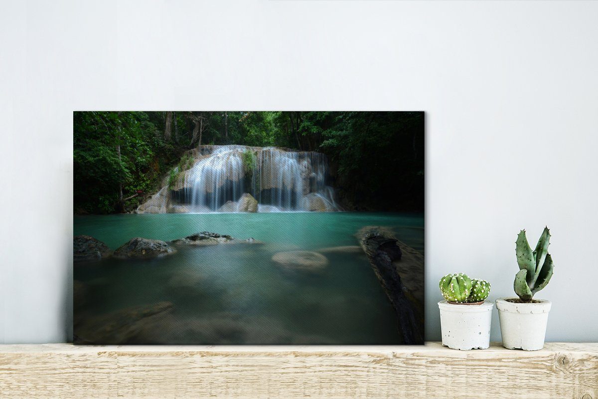 OneMillionCanvasses® Leinwandbild Ein Wasserfall (1 im cm Thailand, 30x20 Wanddeko, Aufhängefertig, Wandbild Erawan-Nationalpark, Leinwandbilder, St)