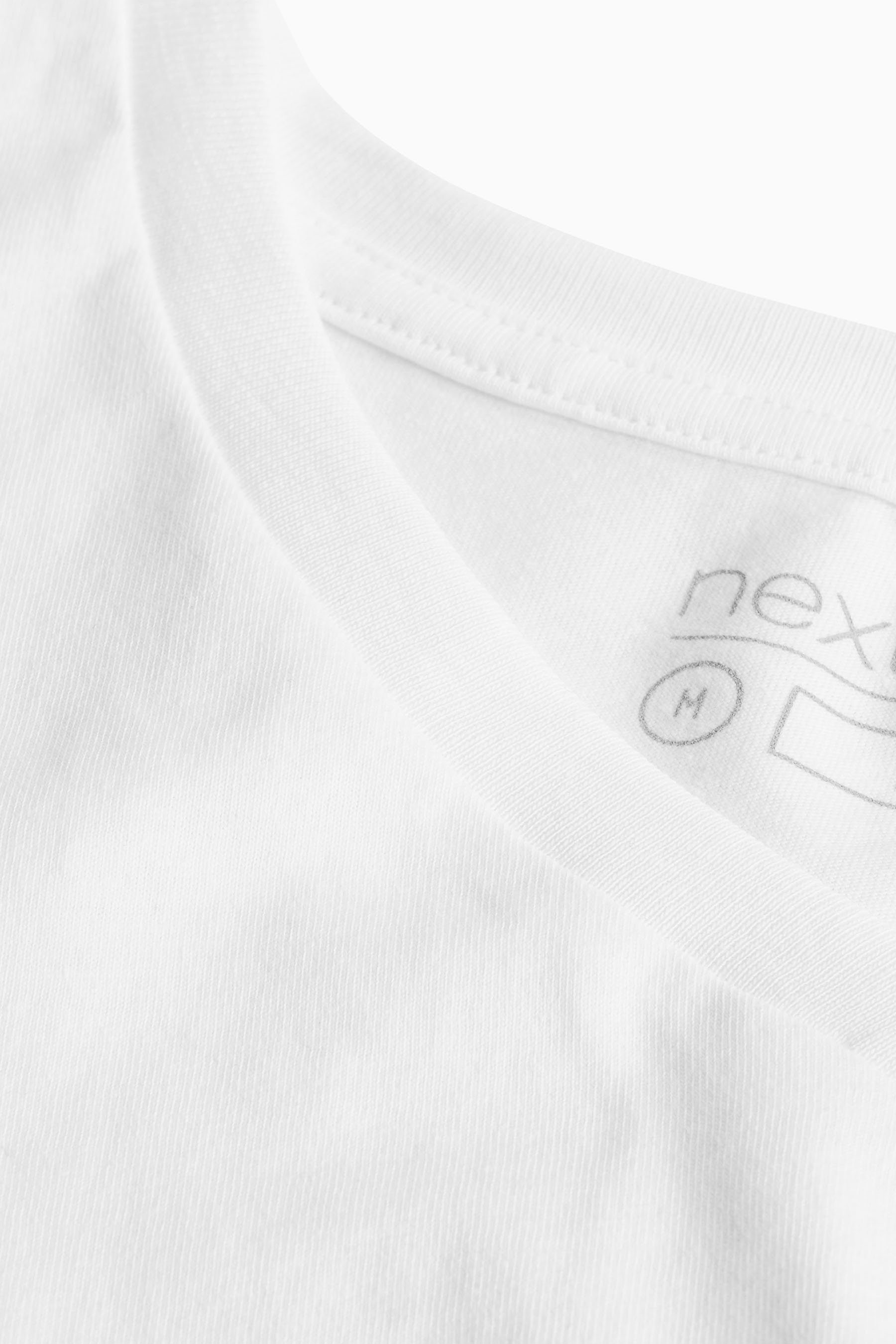 Fit T-Shirt mit V-Ausschnitt Next T-Shirt (1-tlg) White im Regular