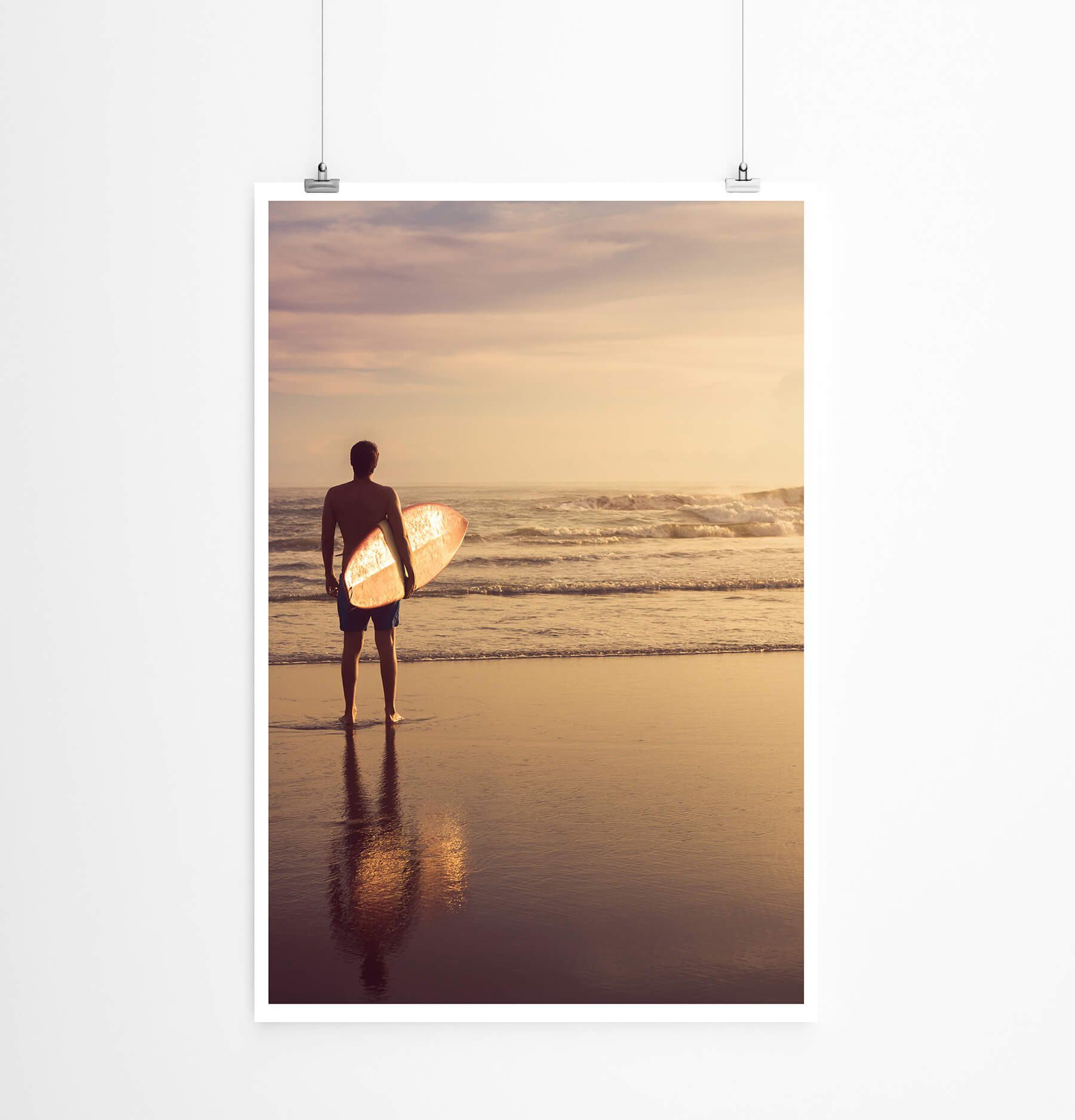 Sinus Art Poster Surfer mit Brett am Strand 60x90cm Poster