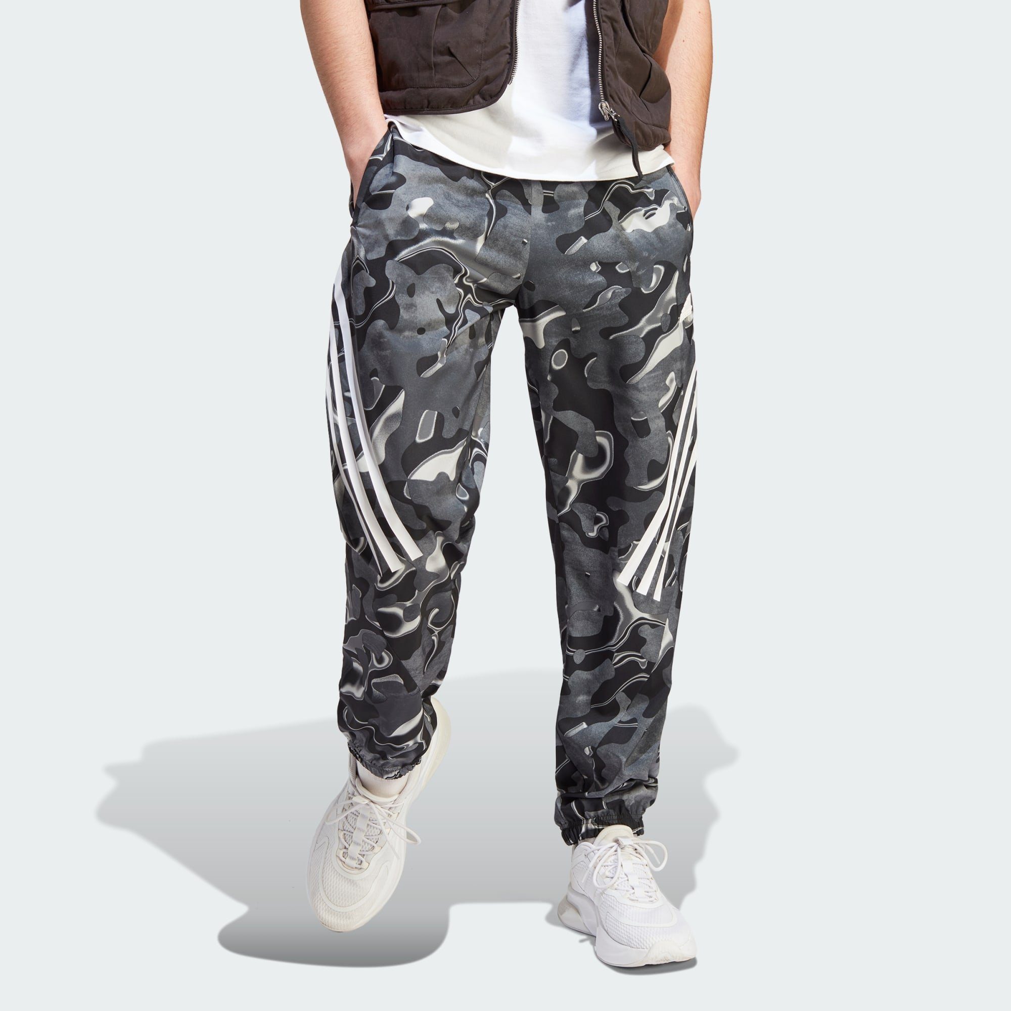 groß 189 Model und adidas ist Größe PRINT trägt ALLOVER Dieses HOSE, FUTURE cm Sportswear Jogginghose ICONS