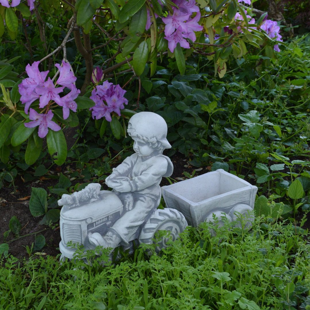 gartendekoparadies.de Pflanzkübel Junge mit Traktor, Anhänger Pflanztopf Pflanzgefäß, H. 32 cm, 14 kg, Frostsicher
