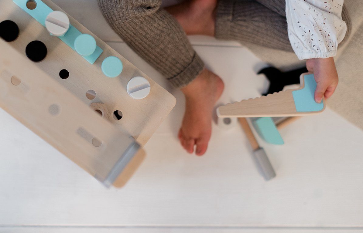 KINDSGUT Kinder-Werkzeug-Set Werkbank, (13-tlg), Motorik, Holz-Spielzeug für Kinder zum Bauen und Schrauben, unisex