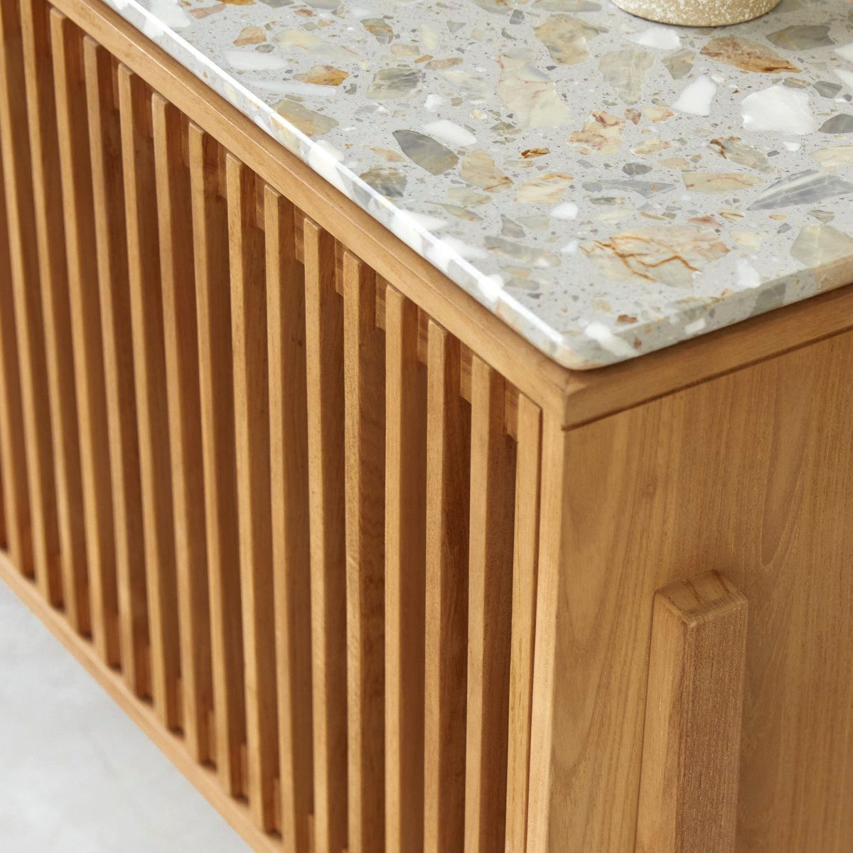 Tikamoon Sideboard Sideboard Isaure aus massivem Teakholz und Premium-Terrazzo 160 cm