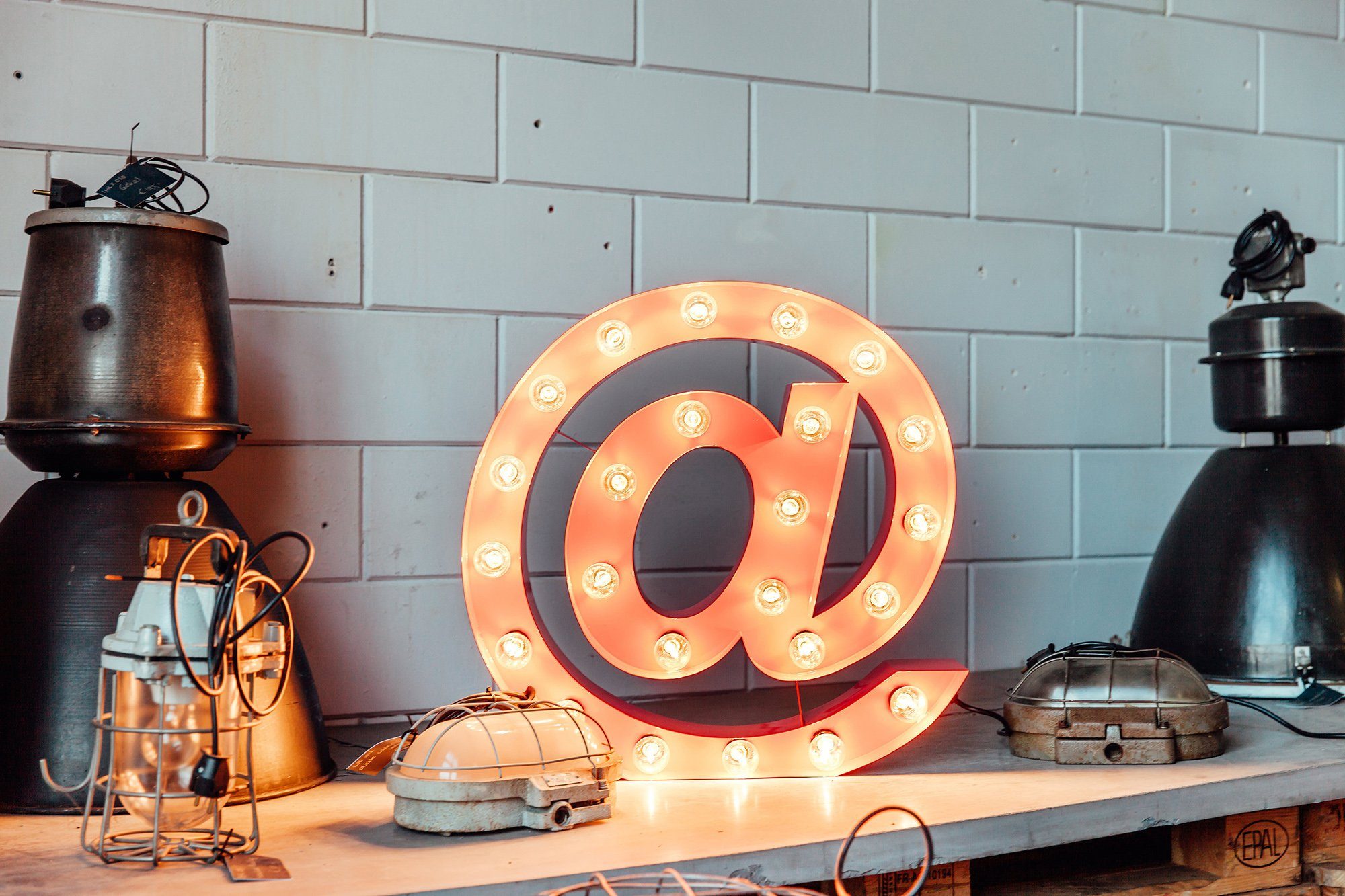 MARQUEE LIGHTS LED Dekolicht @-Sign, ohne Leuchtmittel, Warmweiß, Wandlampe, Tischlampe @-Zeichen 24 Leuchtmittel E14 (exkl) - 61x61cm