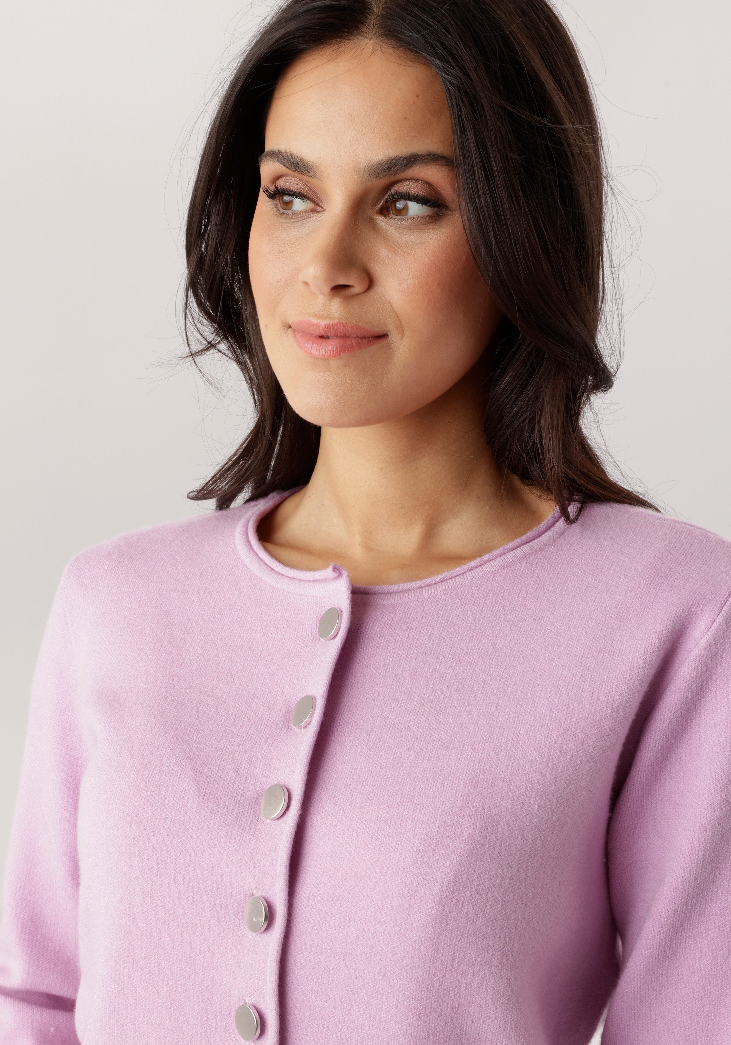 Aniston SELECTED Strickjacke mit Rollkante am Ausschnitt und schmucken Knöpfen