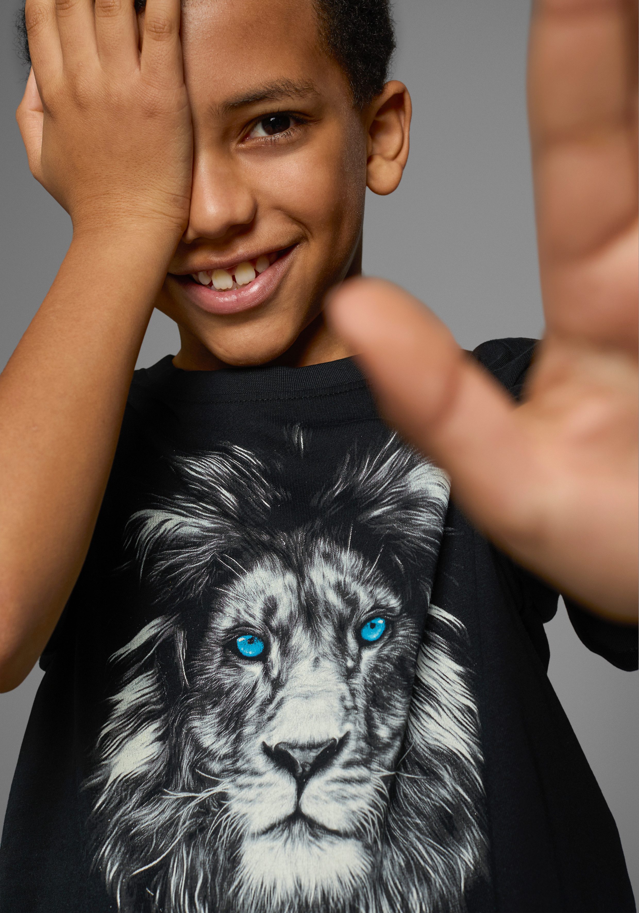 KIDSWORLD T-Shirt Mit Löwenprint: LION WITH BLUE EYES Kurzarm, Basic-Passform, mit trendigem Druck, Rundhalsausschnitt