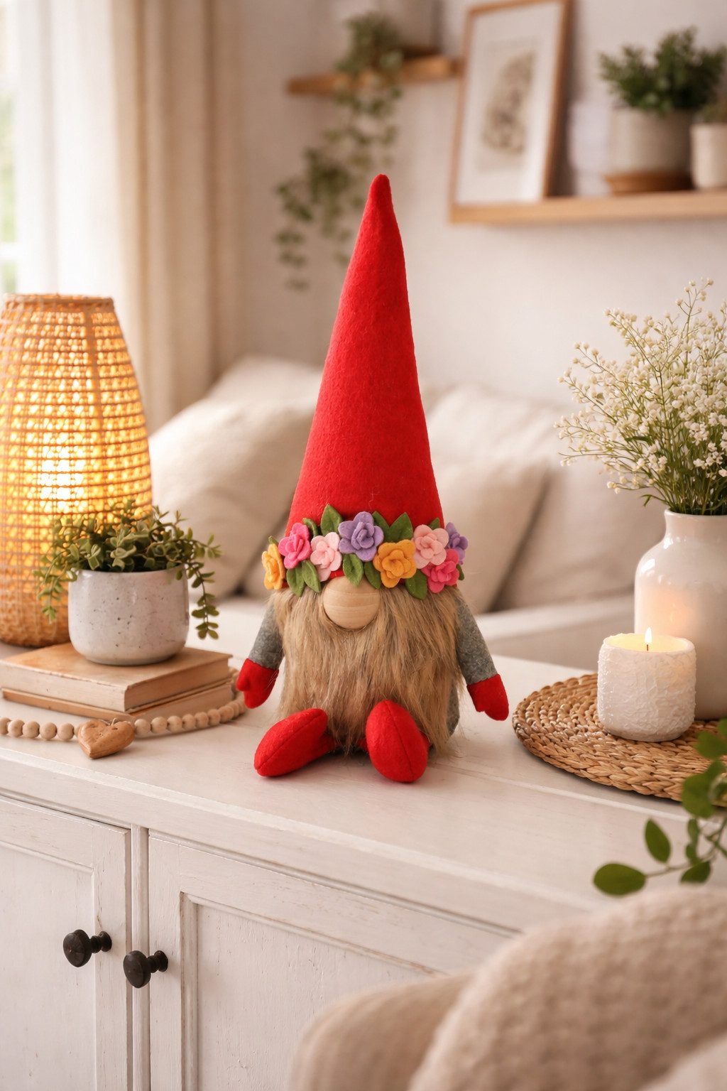XiRRiX Wichtel Gnom Frühling Sommer mit Blumenmütze rot (H: 33 cm) (H: 33 cm, Osterdeko Frühlingsdeko Wichtel), mit süßer Knubbelnase, niedlichem Bart und tollem Blumendekor.