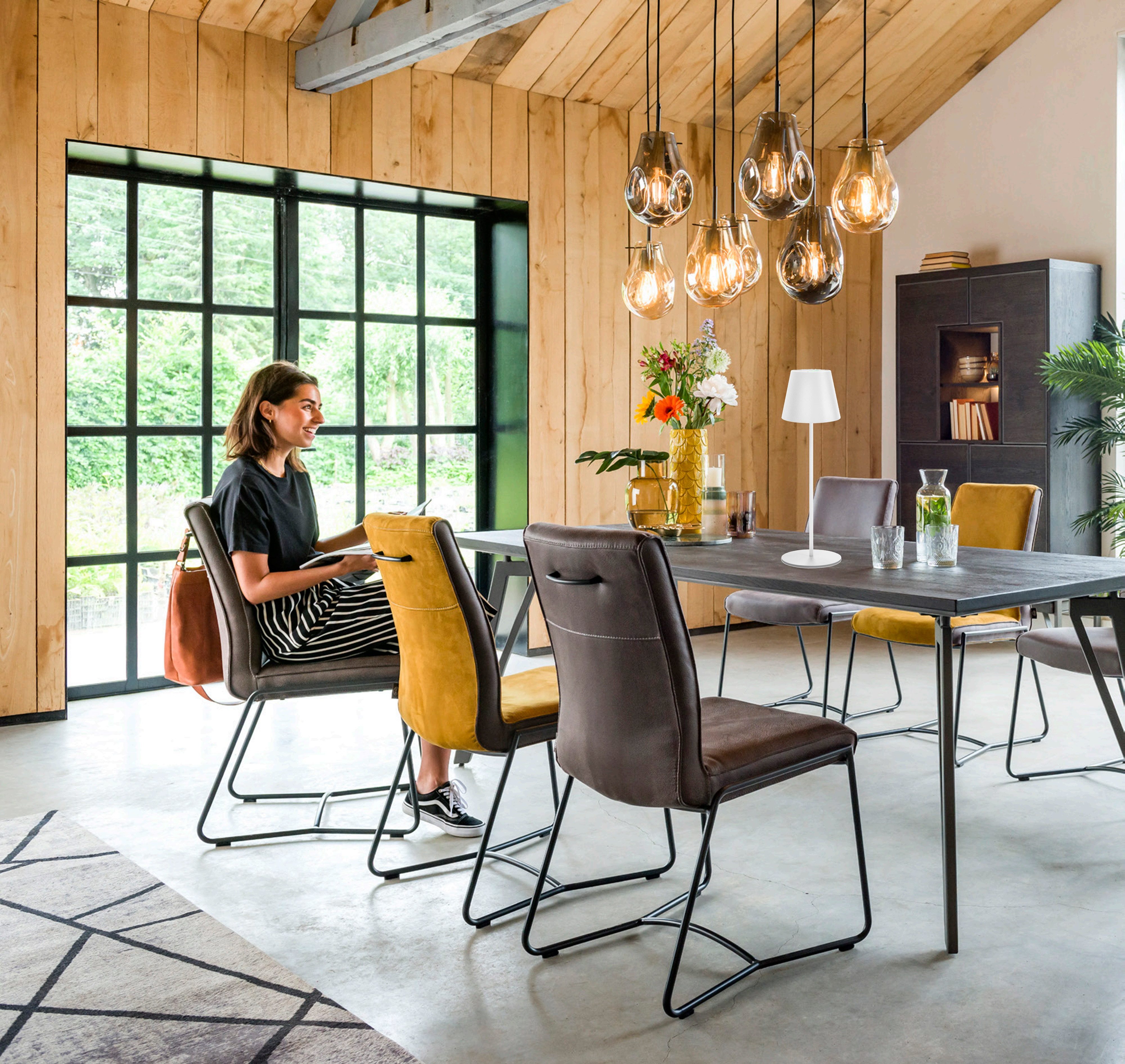 TRANGO LED Tischleuchte, Weiß matt LED Tischlampe 2017-03W kabellos & Touch stufenlos dimmbar 3 Watt 2700K warmweiß IP44 Spritzwassergeschützt Tischleuchte Akku Aufladbar, für Schlafzimmer Garten Restaurant Bar Terrasse Camping
