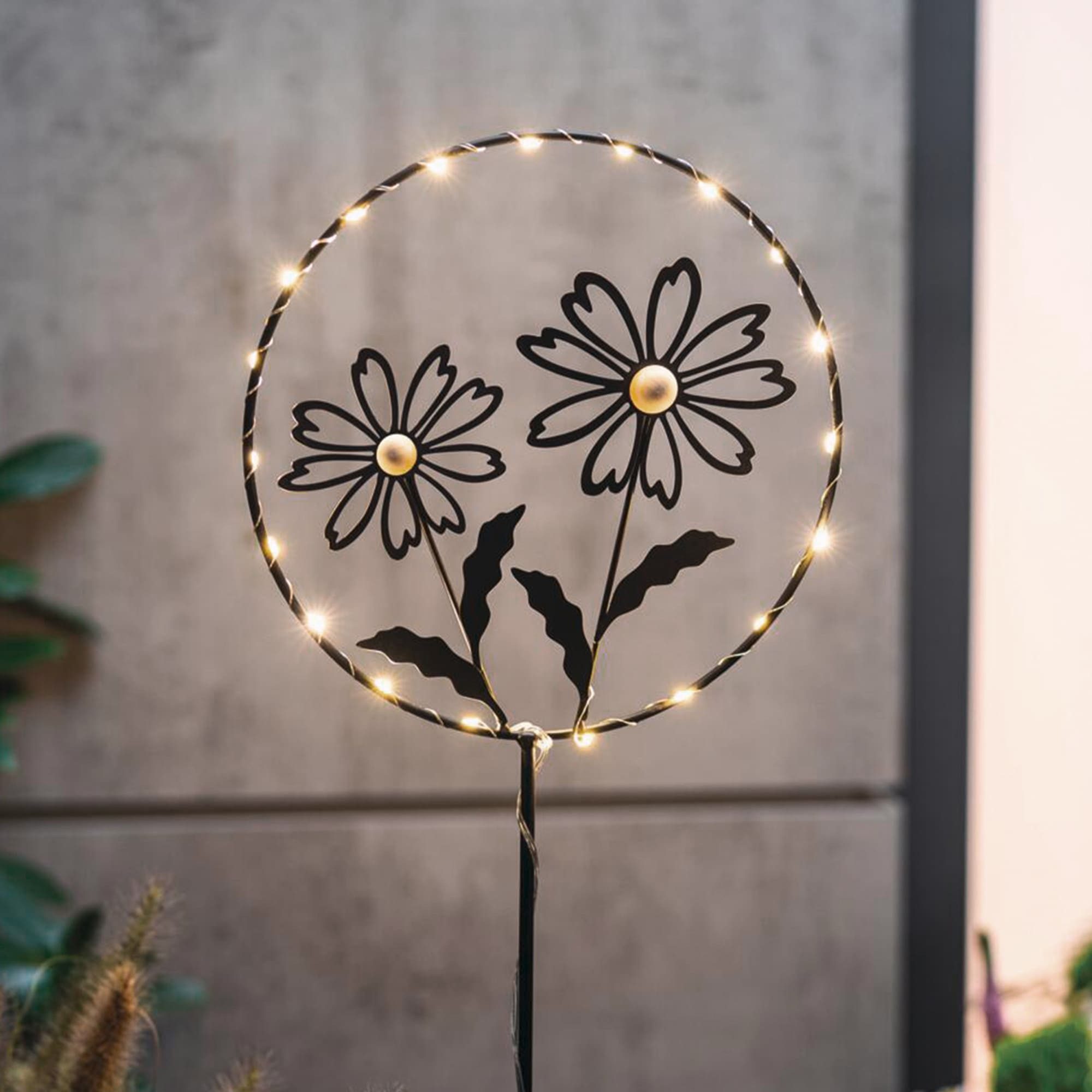 Frank Flechtwaren Gartenstecker "Blumen" Metall schwarz, Blumenstecker mit LED Beleuchtung, Gartendeko für Draußen, wetterfest, 100 cm hoch