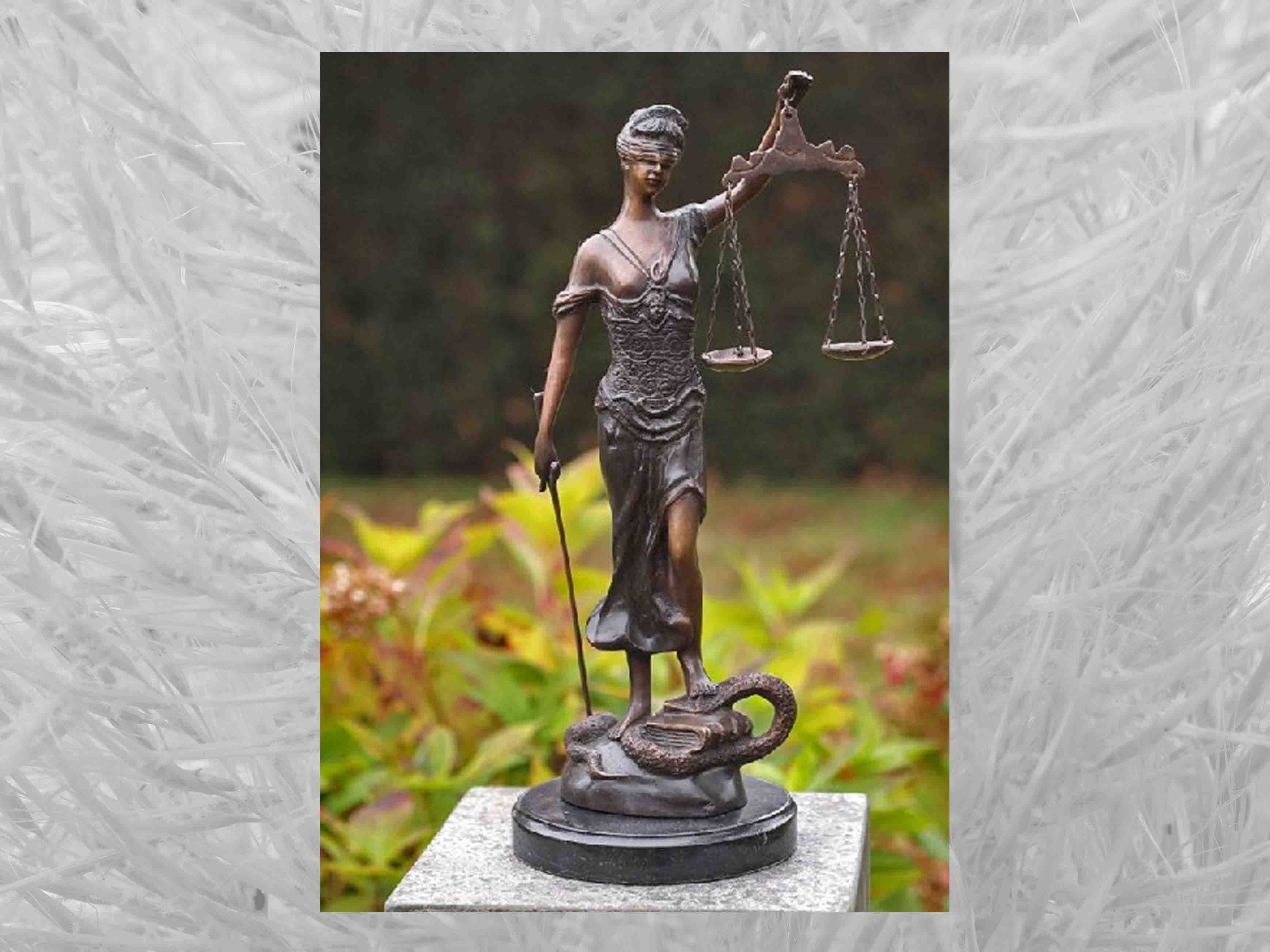 IDYL Gartenfigur IDYL Bronze-Skulptur Kleine Frau Justitia, Bronze