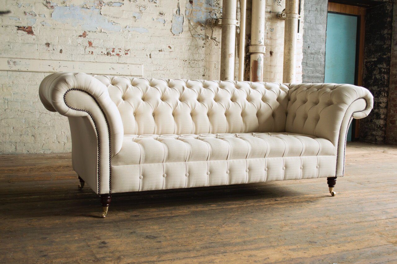Couch Polster, Beige Neu Textil mit Sofas Die Chesterfield Sitz Knöpfen. Rückenlehne Sofa JVmoebel Chesterfield-Sofa