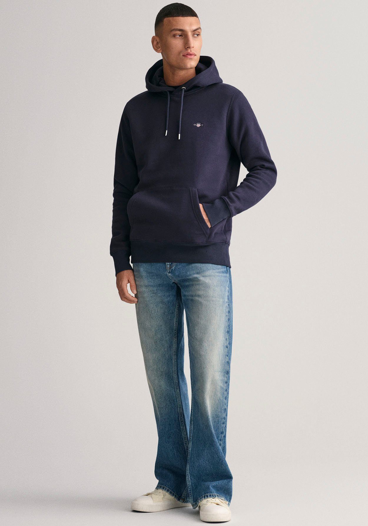 Gant Hoodie REG SHIELD HOODIE Logostickerei der Brust auf mit evening blue