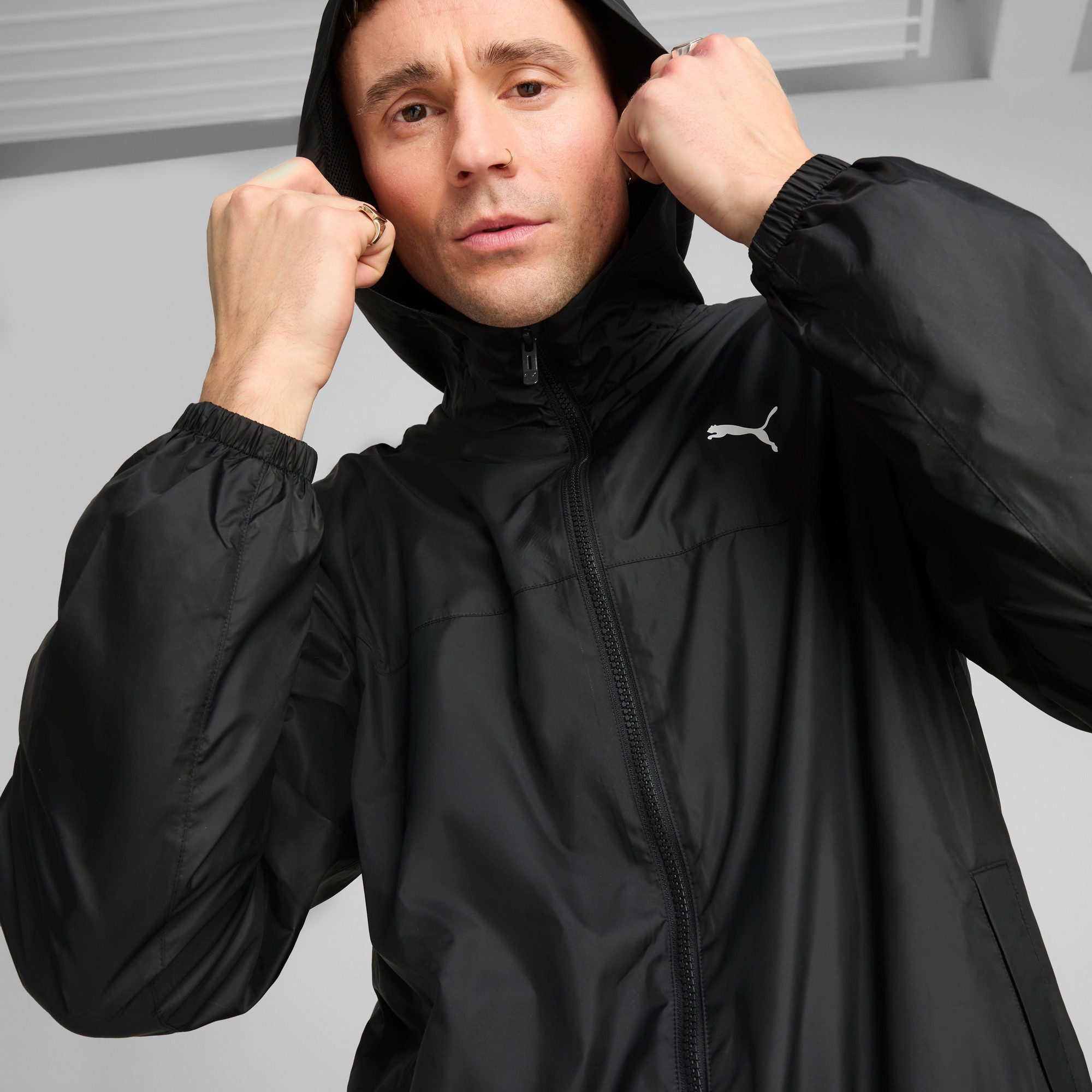 PUMA Windbreaker ESS REGULAR WINDBREAKER mit kuscheliger Kapuze, wasserabweisend, mit Eingrifftaschen hinten