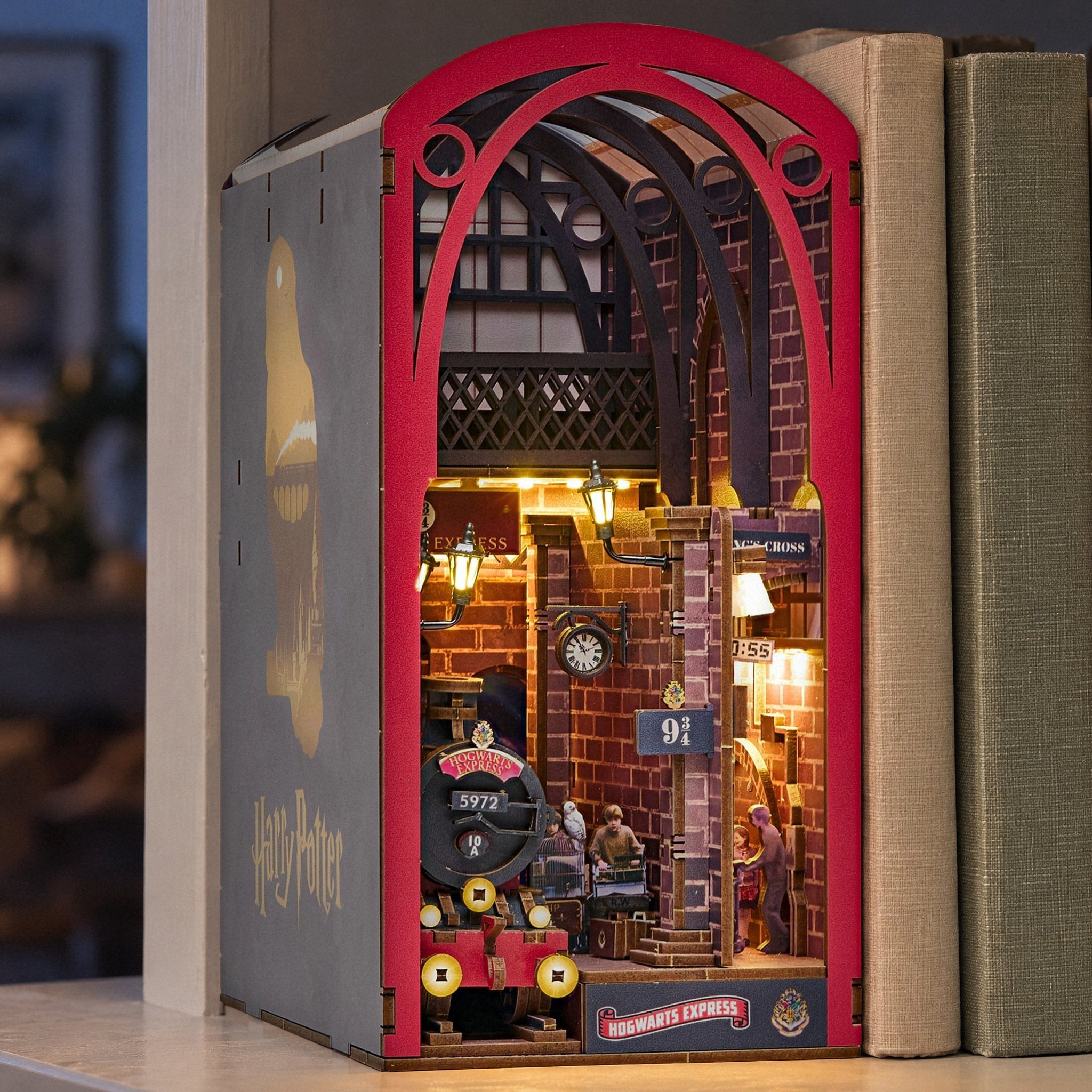 Revell® Buchstütze Harry Potter Hogwarts Express Book Nook aus Holz, mit LED-Beleuchtung