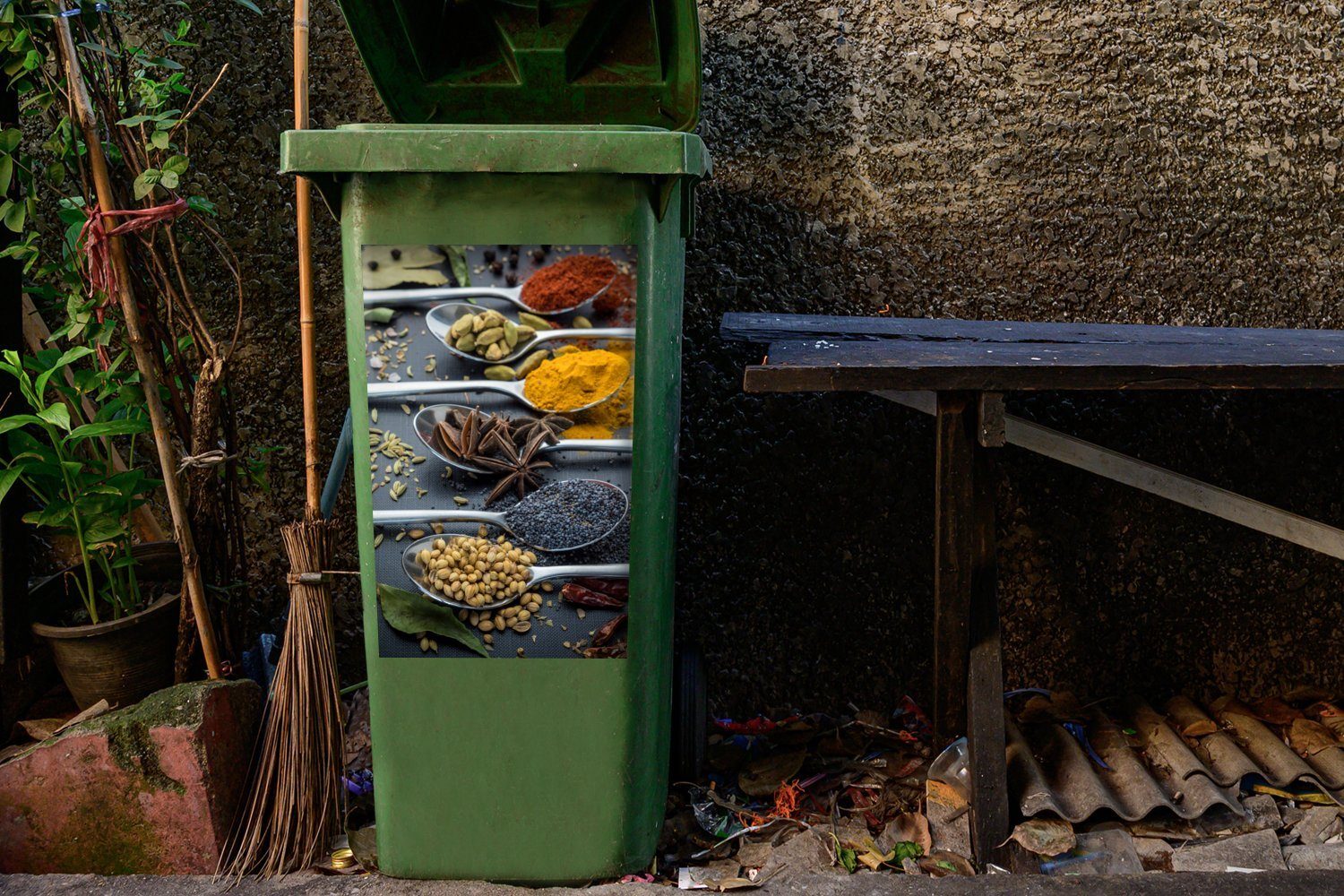 MuchoWow Wandsticker Nahaufnahme Löffel Mülltonne, mit Gewürzen Sticker, Container, St), Abfalbehälter Mülleimer-aufkleber, Kräutern und (1