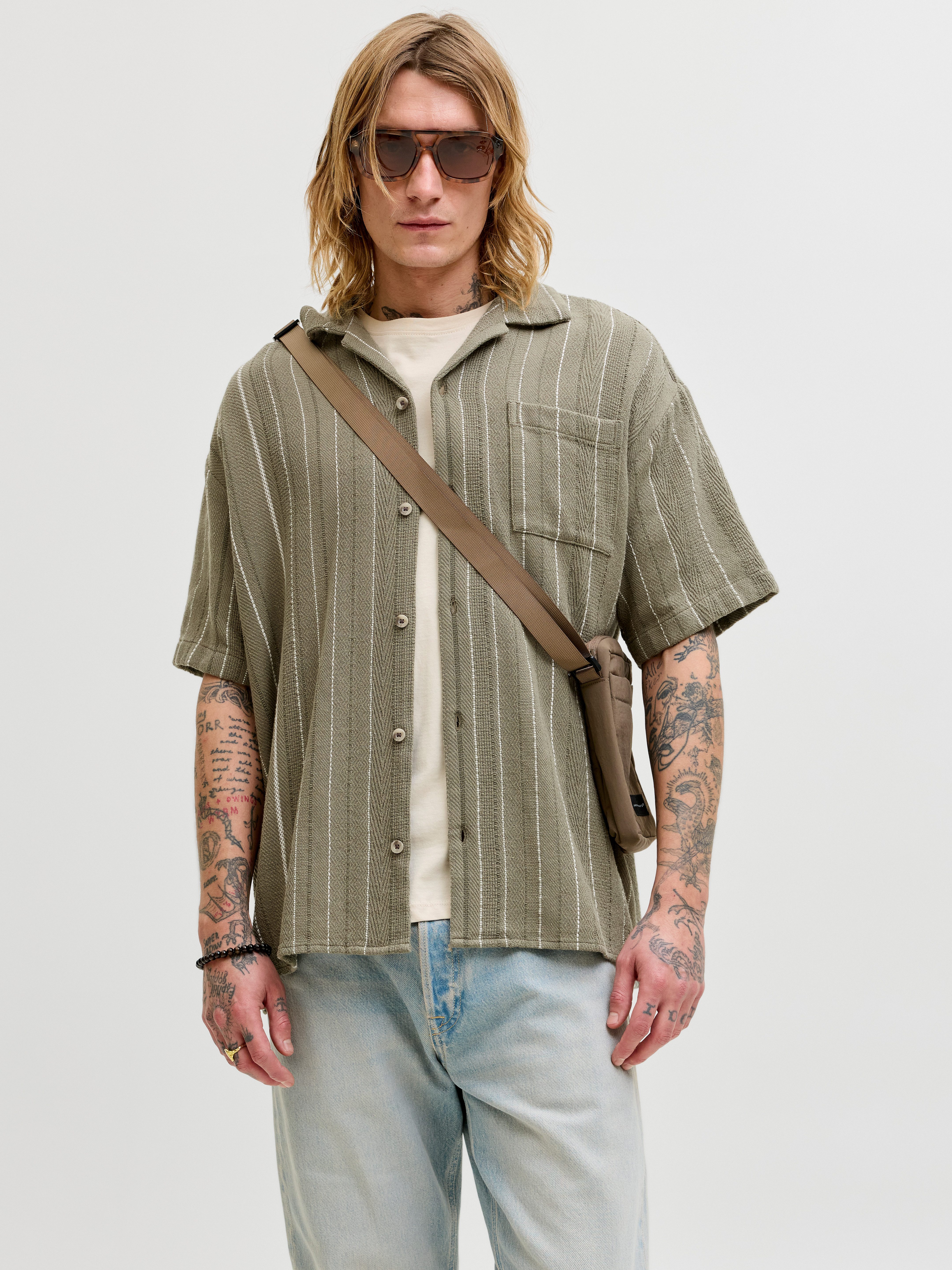 Jack & Jones Kurzarmhemd JJEBRADLEY STRIPED RESORT SHIRT SS LN Baumwolle, loose fit