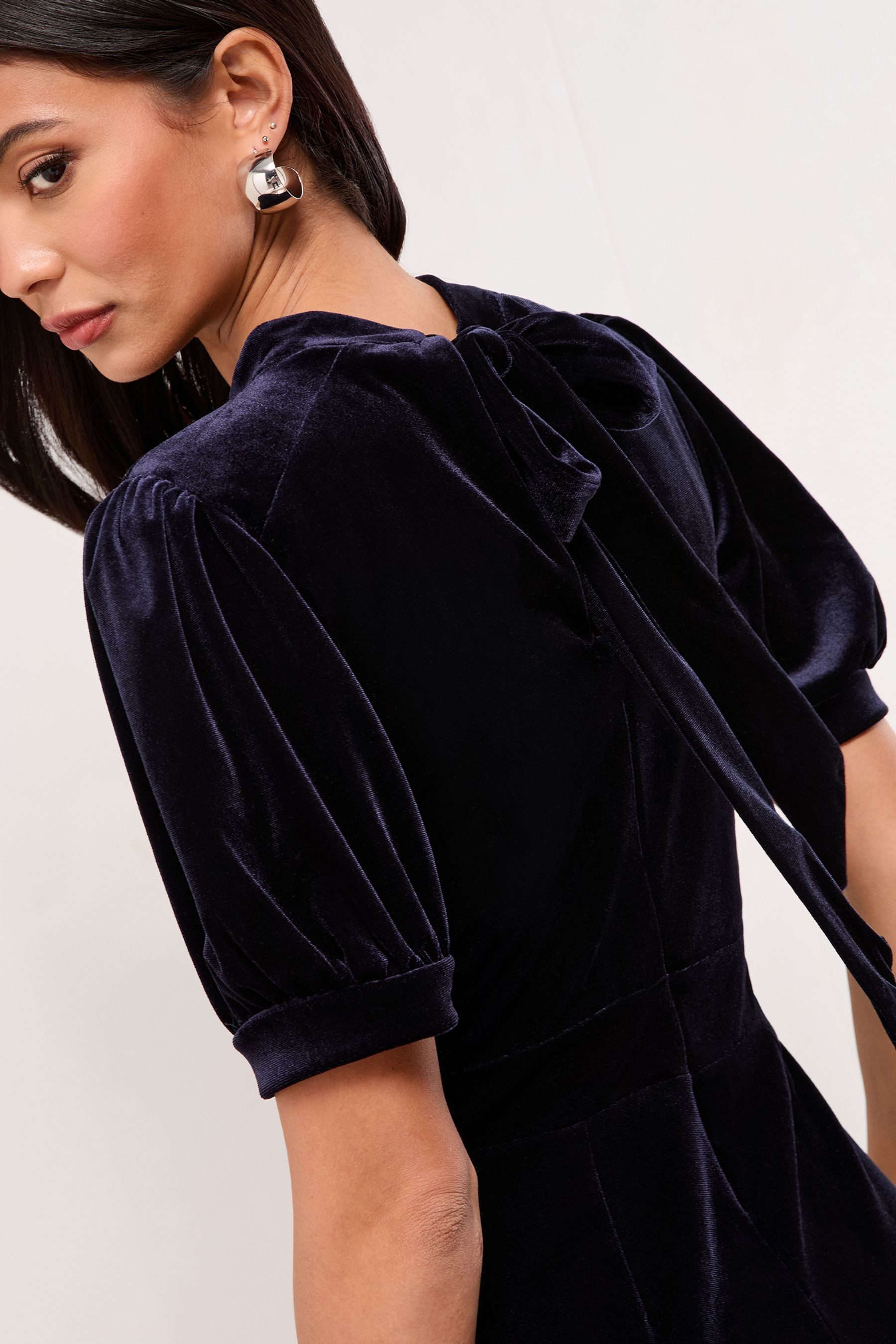LIPSY Jumpsuit Lipsy Samt-Jumpsuit mit Punkten, Regular (1-tlg)