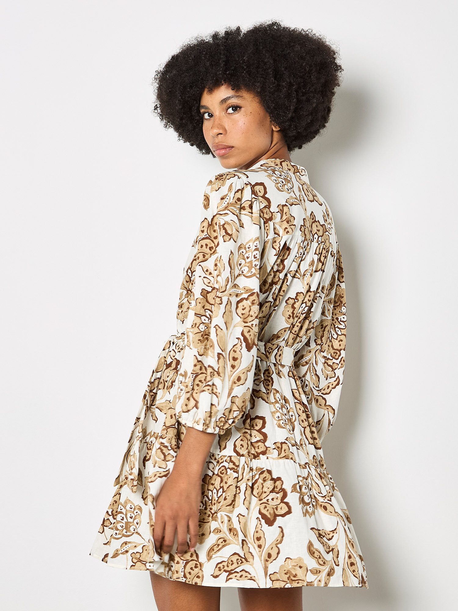 Apricot Minikleid Malerisches Sarasa-Minikleid mit Blumenmuster (mit Gürtel) mit Gürtel