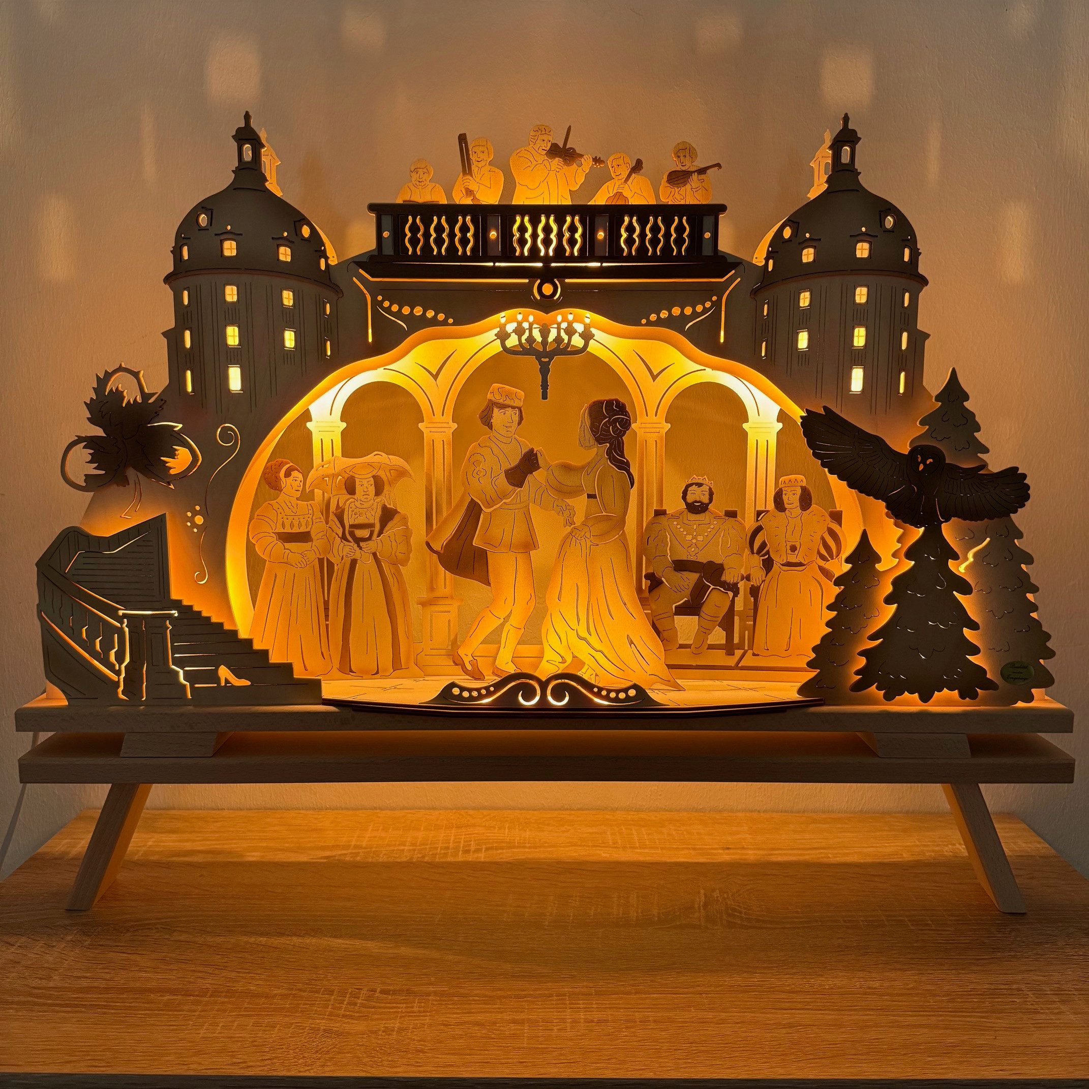 SAICO Original LED Schwibbogen aus dem Erzgebirge, Drei Haselnüsse für Aschenbrödel®, 70 x 41 cm (2-tlg), inkl. Erhöhung Schwibbogenbank - Weihnachtsdeko, Lichterbogen