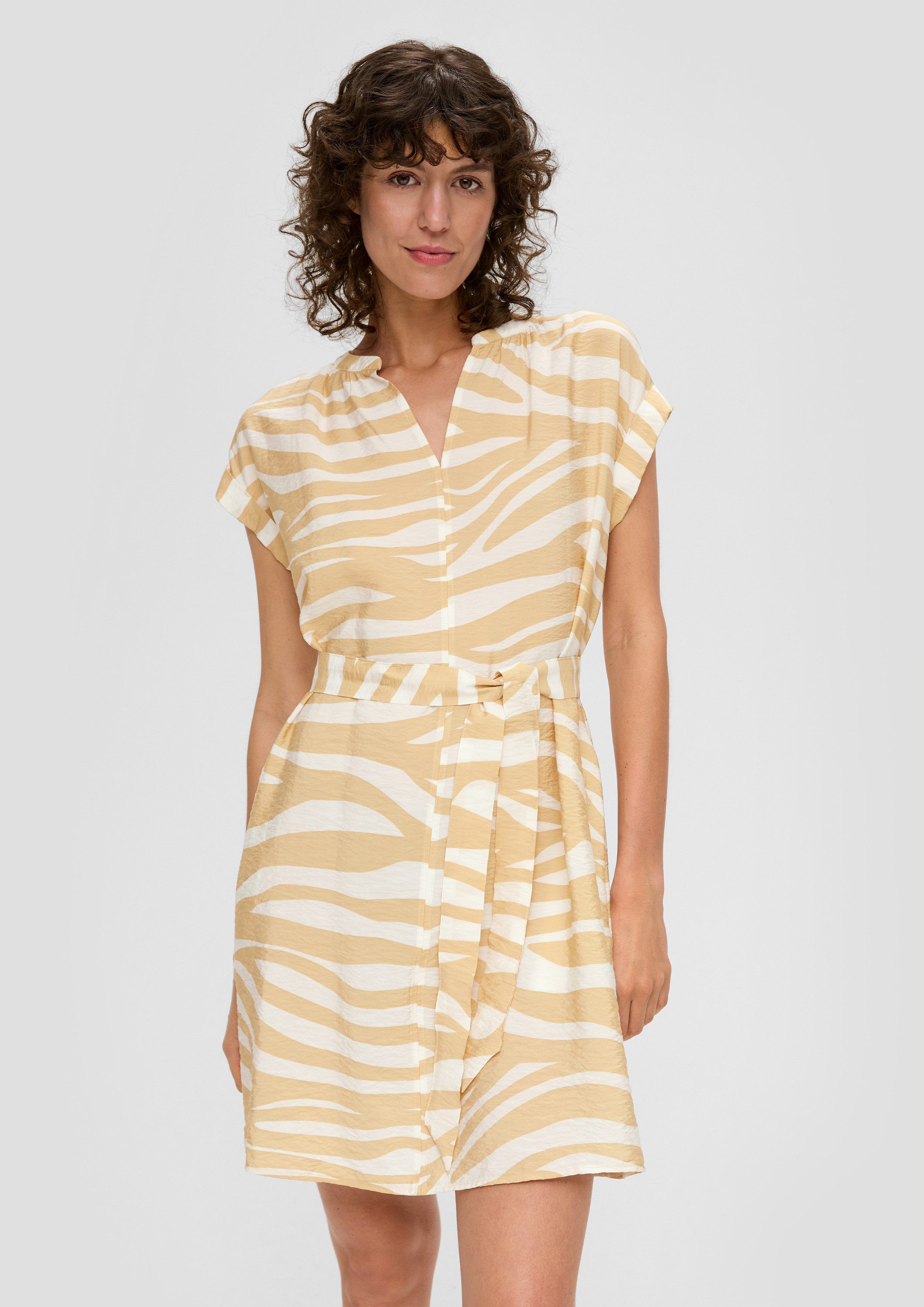 s.Oliver Minikleid Kleid Kleid mit V-Ausschnitt und überschnittenen Schultern