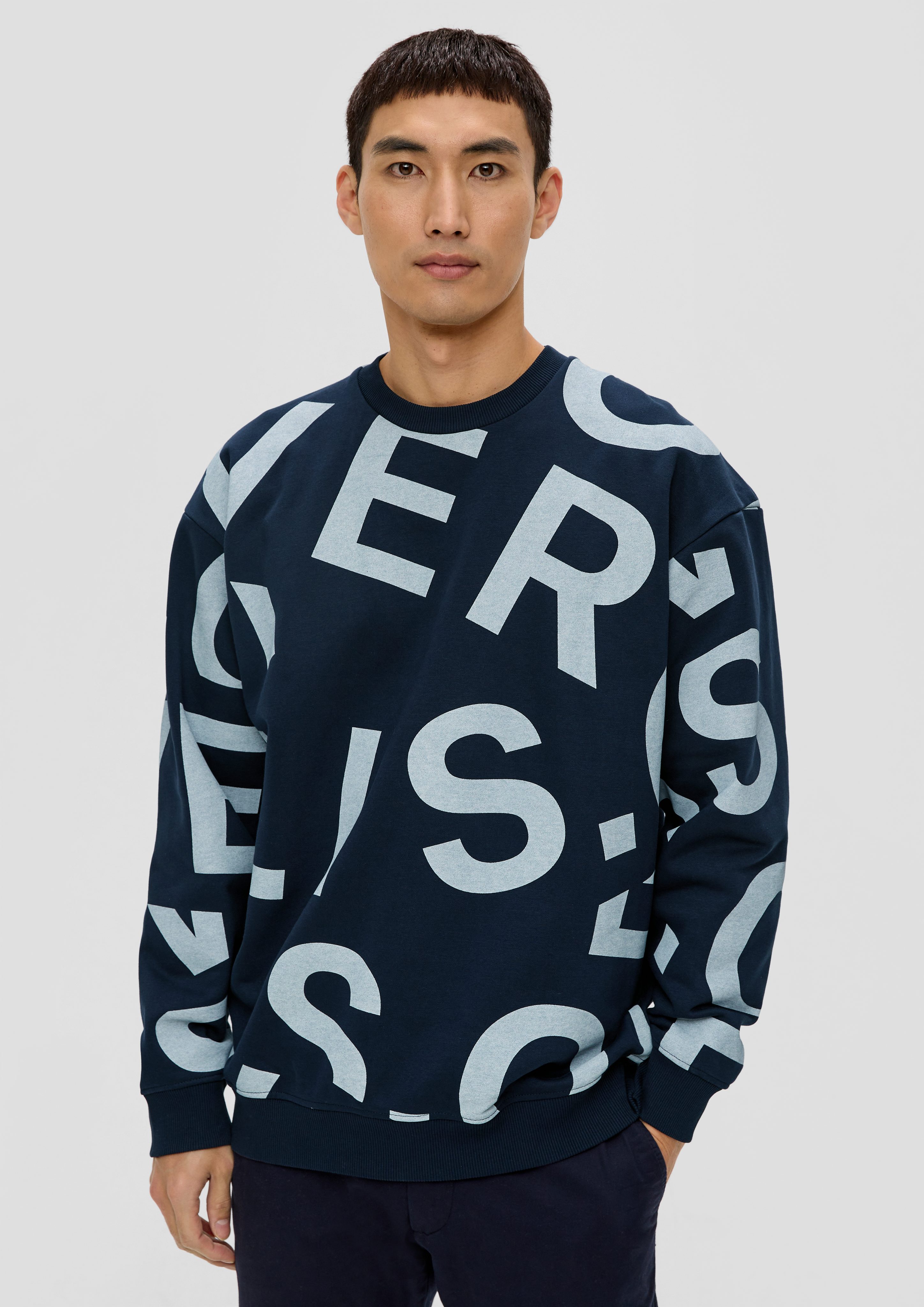 s.Oliver Sweatshirt Sweatshirt mit Allover-Print, hat einen  Rundhalsausschnitt, mit Rippblende am Ausschnitt | Sweatshirts