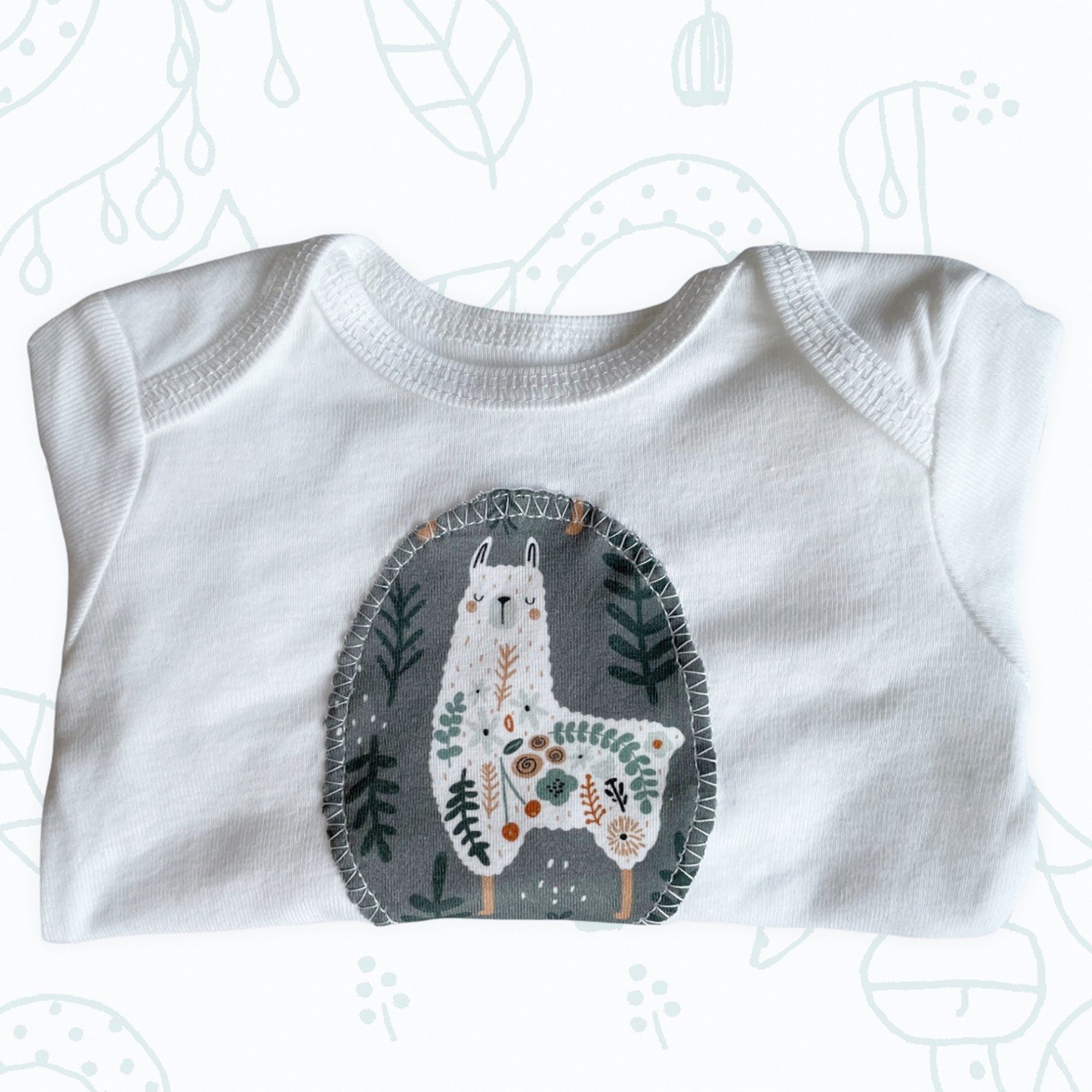 kennydoo Erstausstattungspaket Baby Erstausstattung Set Eukalyptus Lama, Handmade in DE (4 teilig, Pumphose (casual Buggy pant), Body, Knotenmütze, Halstuch) schnelltrocknend & atmungsaktiv, inkl. Geschenkverpackung