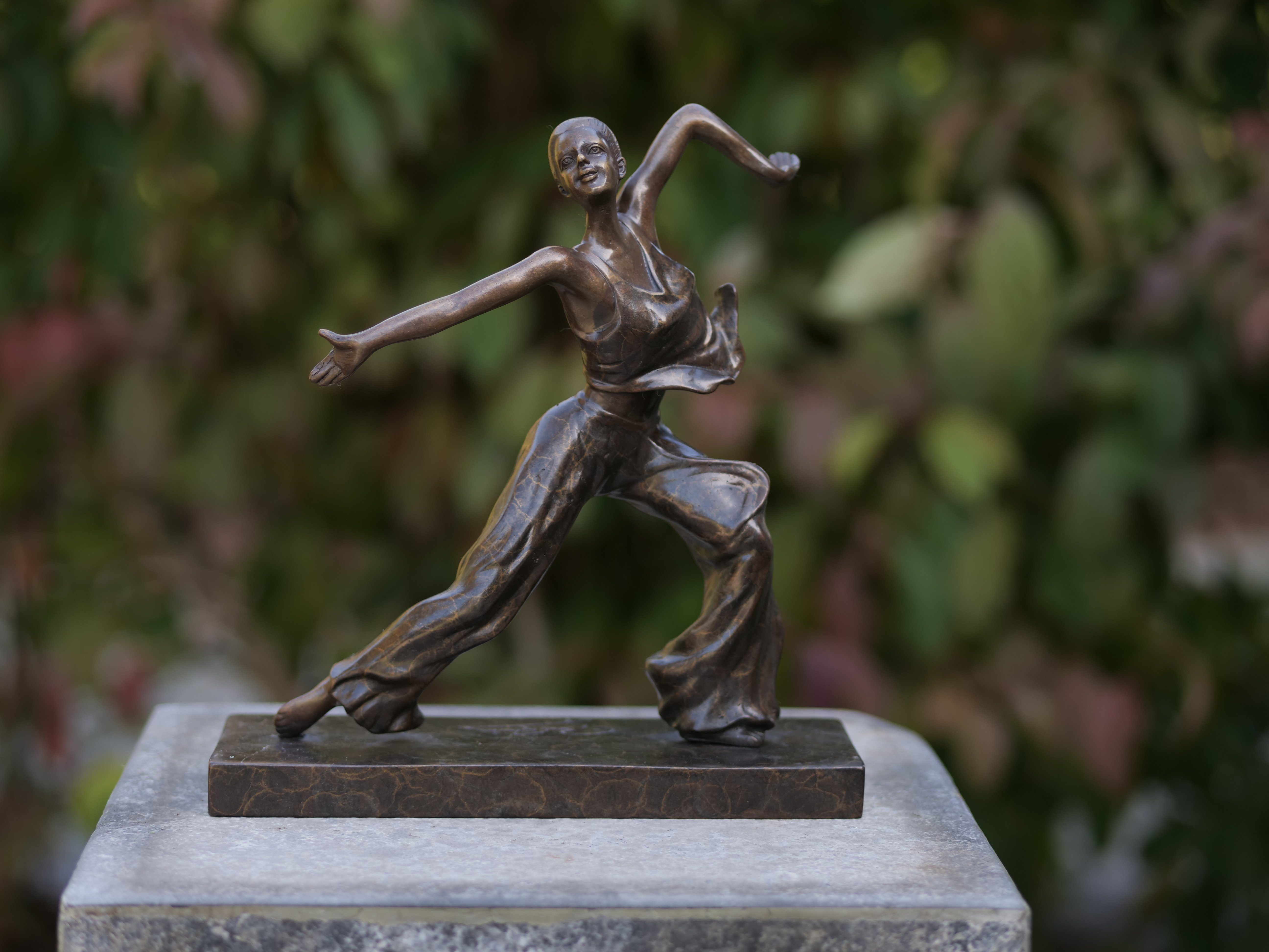 IDYL Dekofigur IDYL Bronze-Skulptur Ballerina, Bronze – sehr robust – Langlebig – witterungsbeständig gegen Frost, Regen und UV-Strahlung. Die Modelle werden in Wachsausschmelzverfahren in Bronze gegossen und von Hand patiniert.