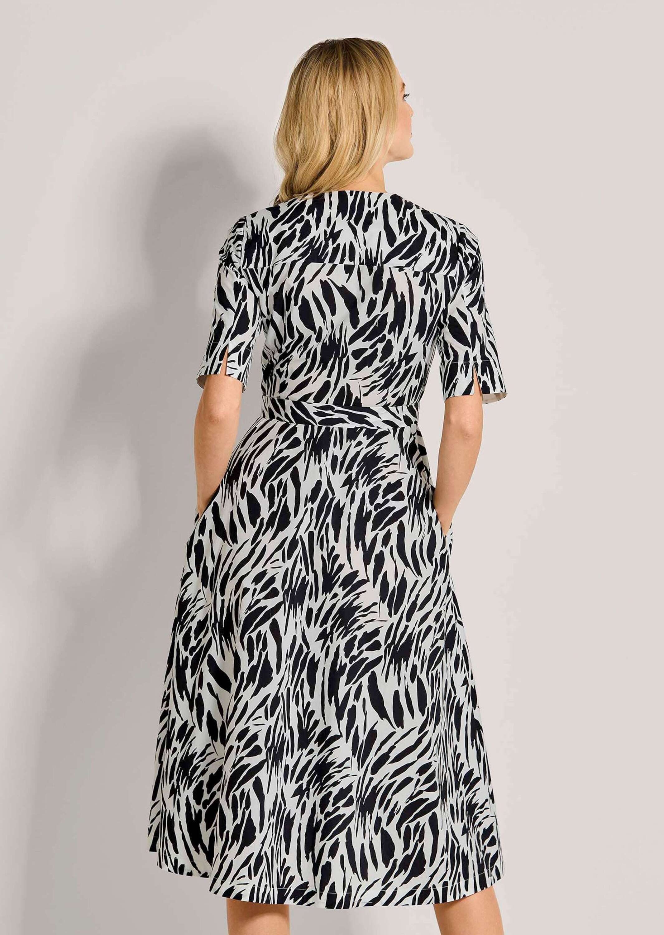 MADELEINE Maxikleid Sommerkleid mit Gürtel, in Wickelform Unifarbenes Design mit tiefem V-Ausschnitt und Knopfdetails