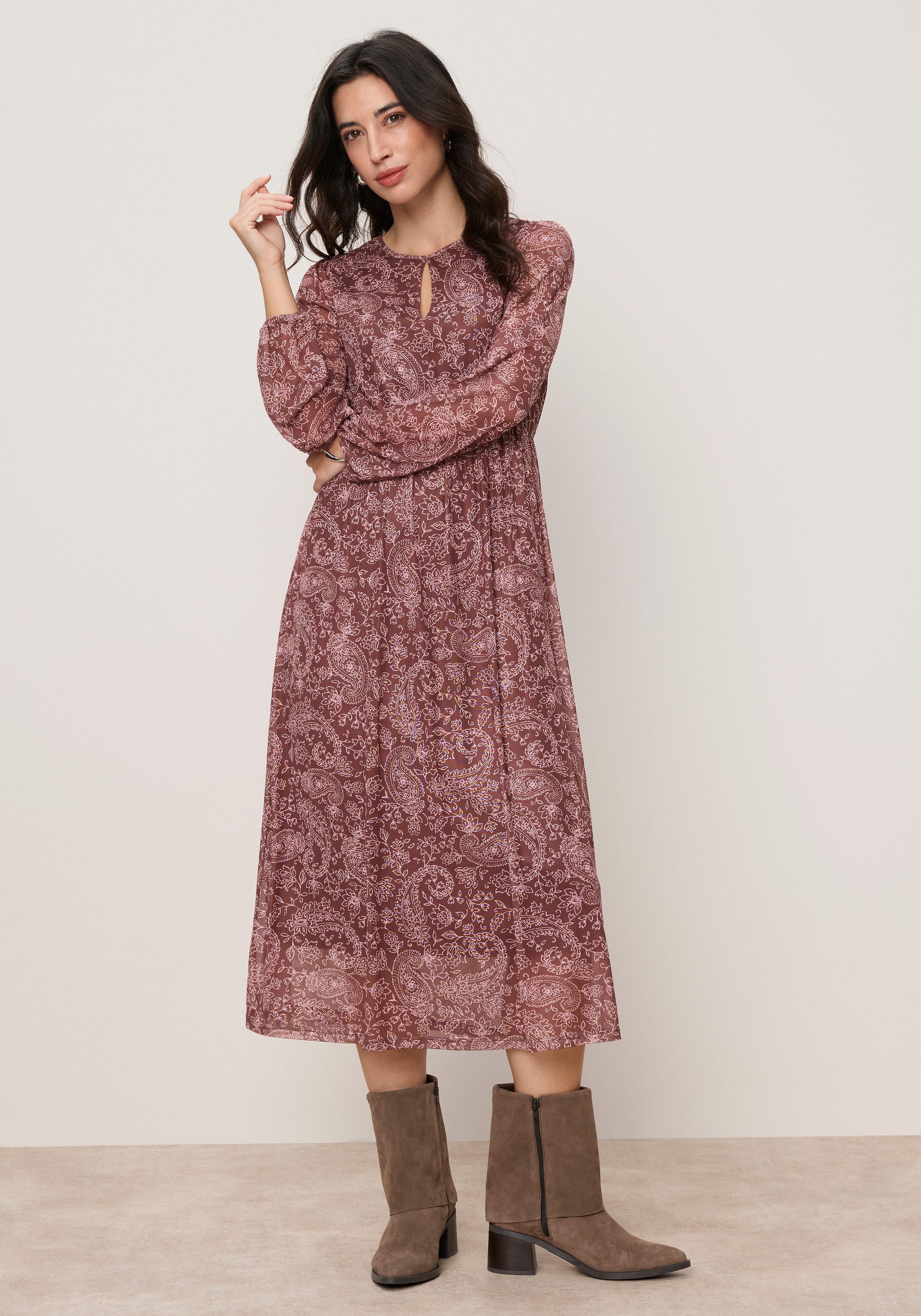 Tamaris Midikleid mit figurschmeichelnder Passform mit Cut-Out Ausschnitt und modernem Muster