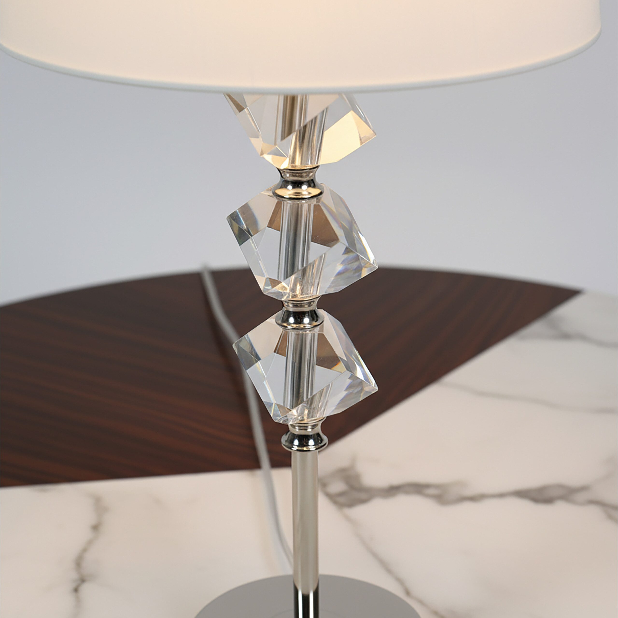 relaxdays Tischleuchte Tischlampe mit Kristall & Seidenschirm, ohne Leuchtmittel, Leuchtmittel nicht enthalten, E27-Fassung, Maximale Leistung 60 W, Creme – Bild 3 von 5