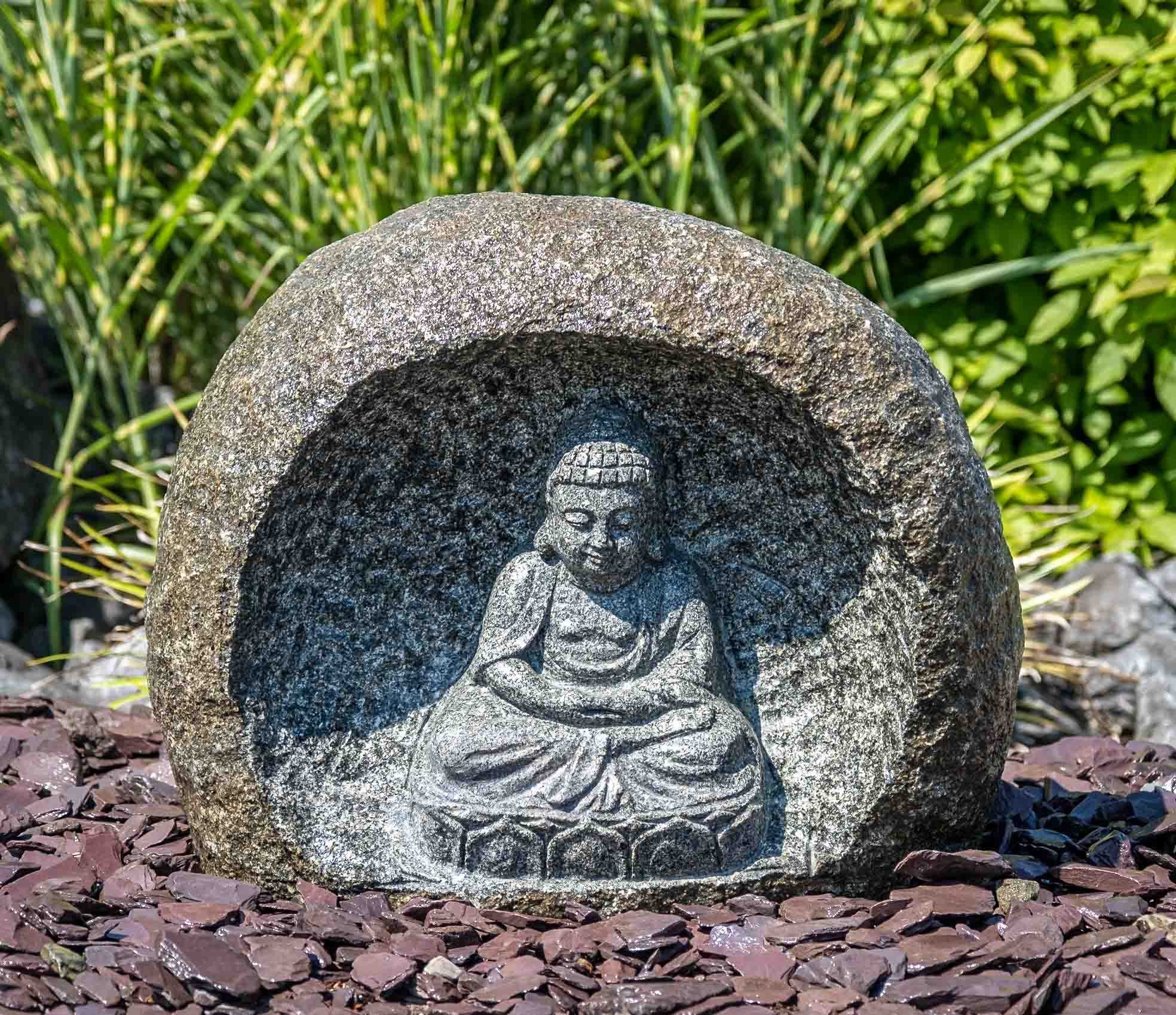 sehr UV-Strahlung. und Buddha-Motiv, – Regen IDYL Naturprodukt Frost, witterungsbeständig – robust mit gegen ein Granitstein Granitstein Gartenfigur