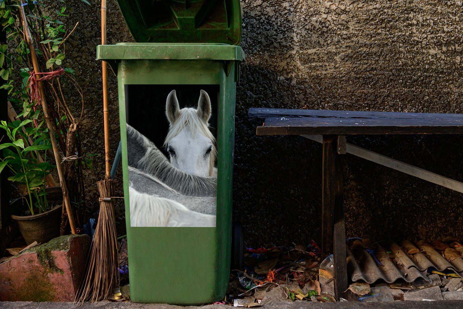 MuchoWow Wandsticker Mülltonne, Container, - (1 St), Abfalbehälter - Mülleimer-aufkleber, Sticker, Pferde Tiere - Schwarz Weiß