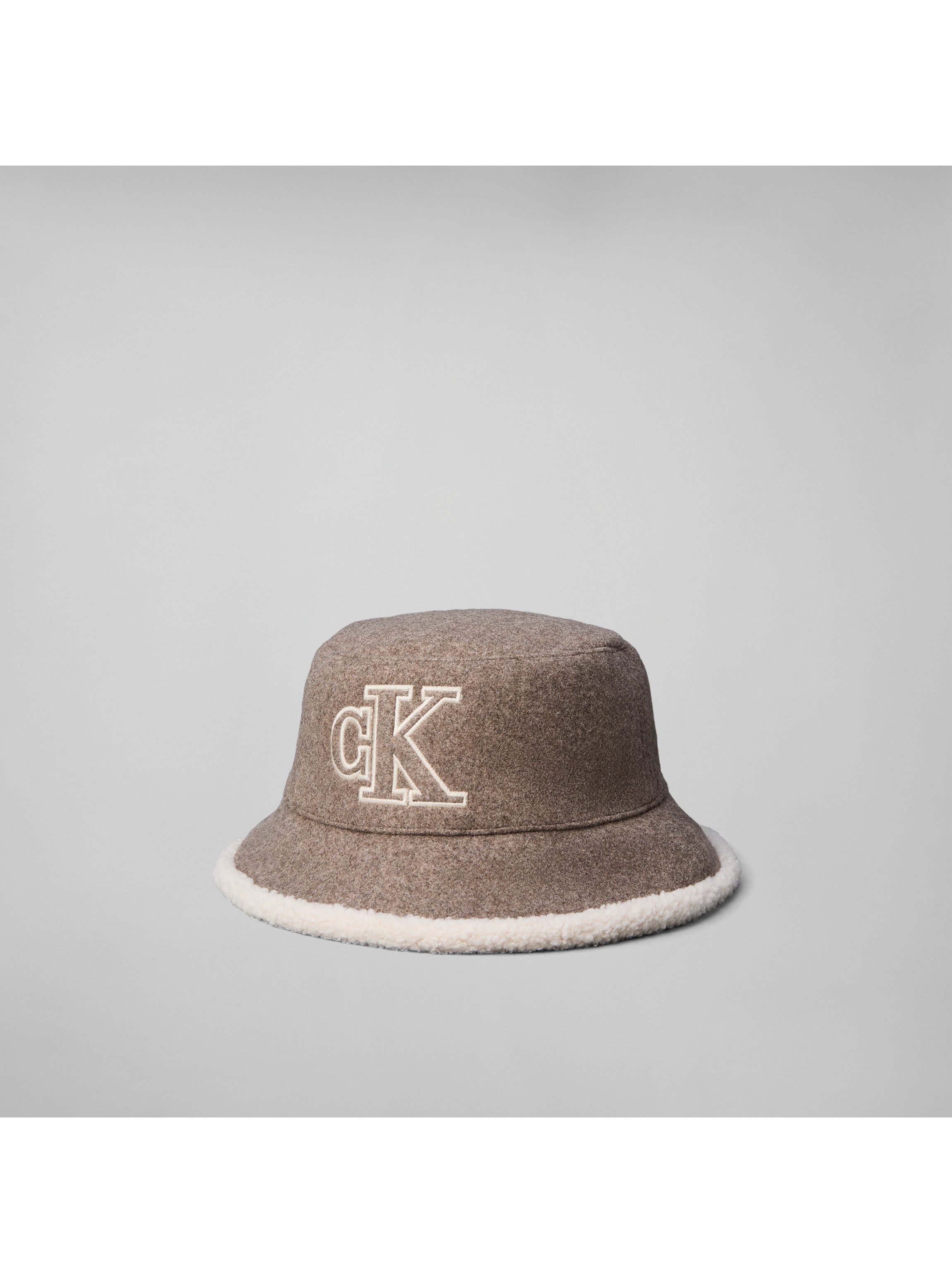 Calvin Klein Fischerhut SHERPA FELT REVERSIBLE BUCKET Regular fit mit aufgesticktem Markenlabel