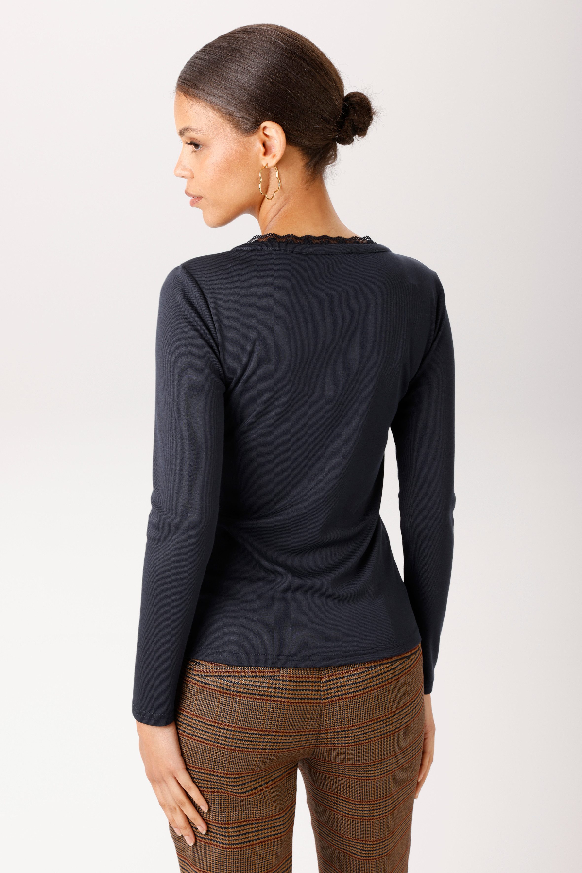 Aniston CASUAL Langarmshirt mit gewellter Spitze am Rundhals-Ausschnitt - NEUE KOLLEKTION – Bild 2 von 5