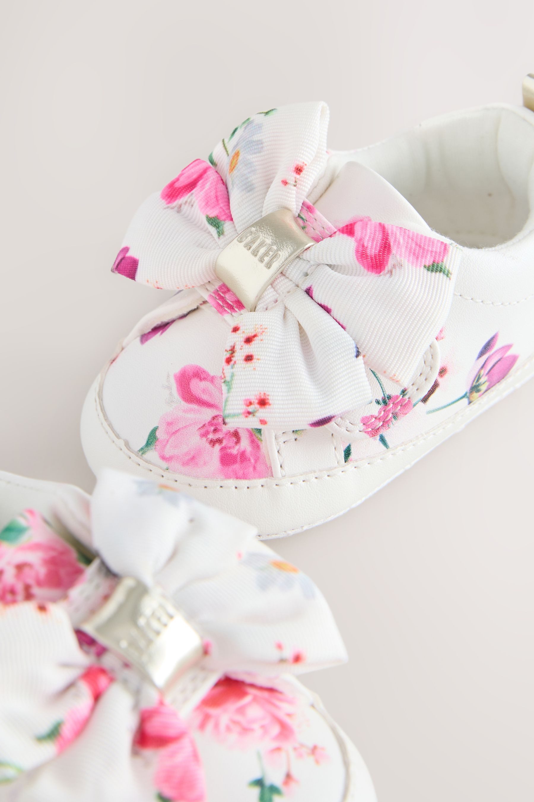 Baker by Ted Baker Baker by Ted Baker Babyschuhe mit Organzaschleife Sneaker – Bild 2 von 5