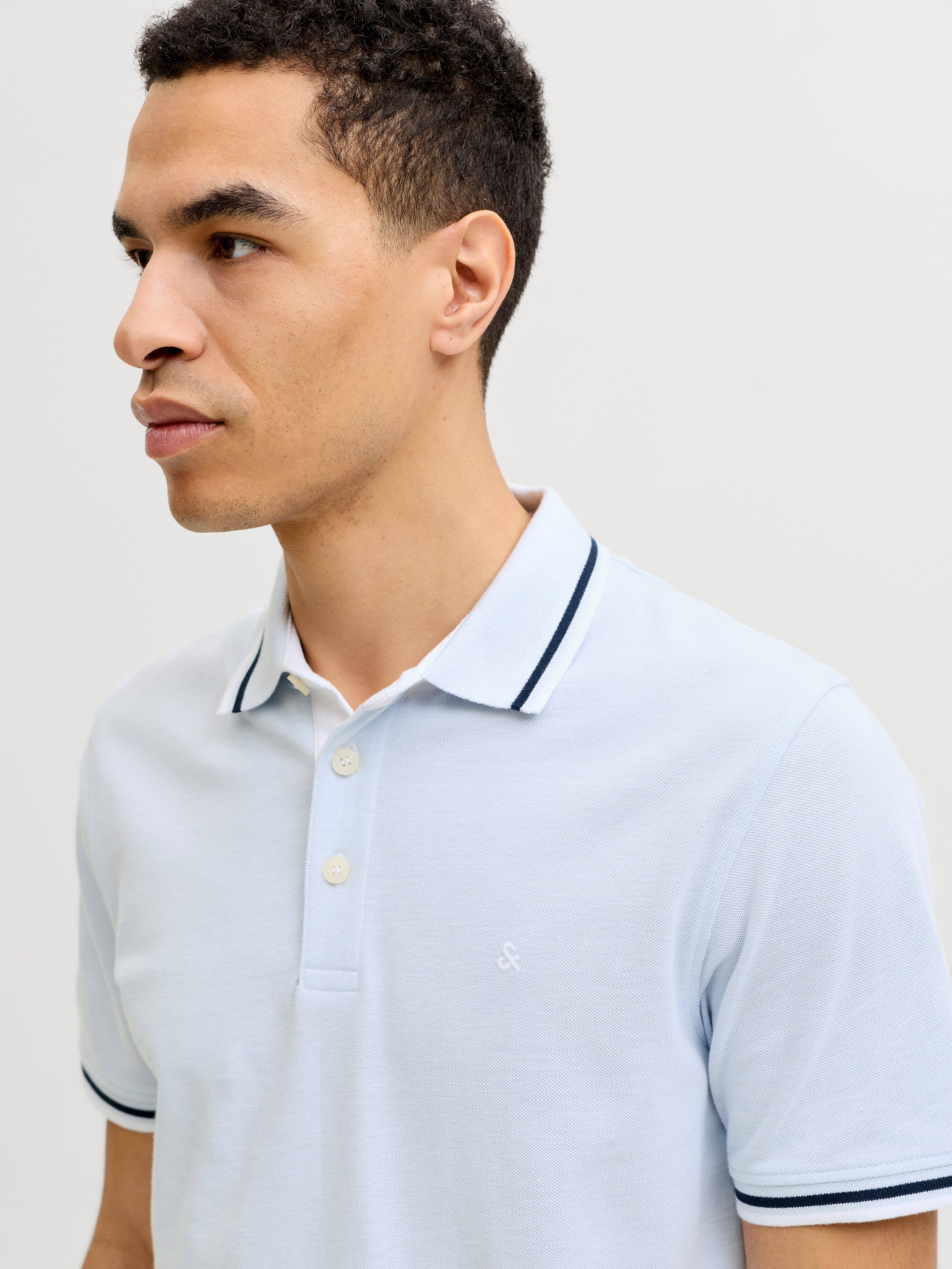 Jack & Jones Poloshirt JJEPAULOS Poloshirt mit klassischem Kragen und figurbetonter Form Logostickerei, modisch, schmal, Baumwolle, Polokragen