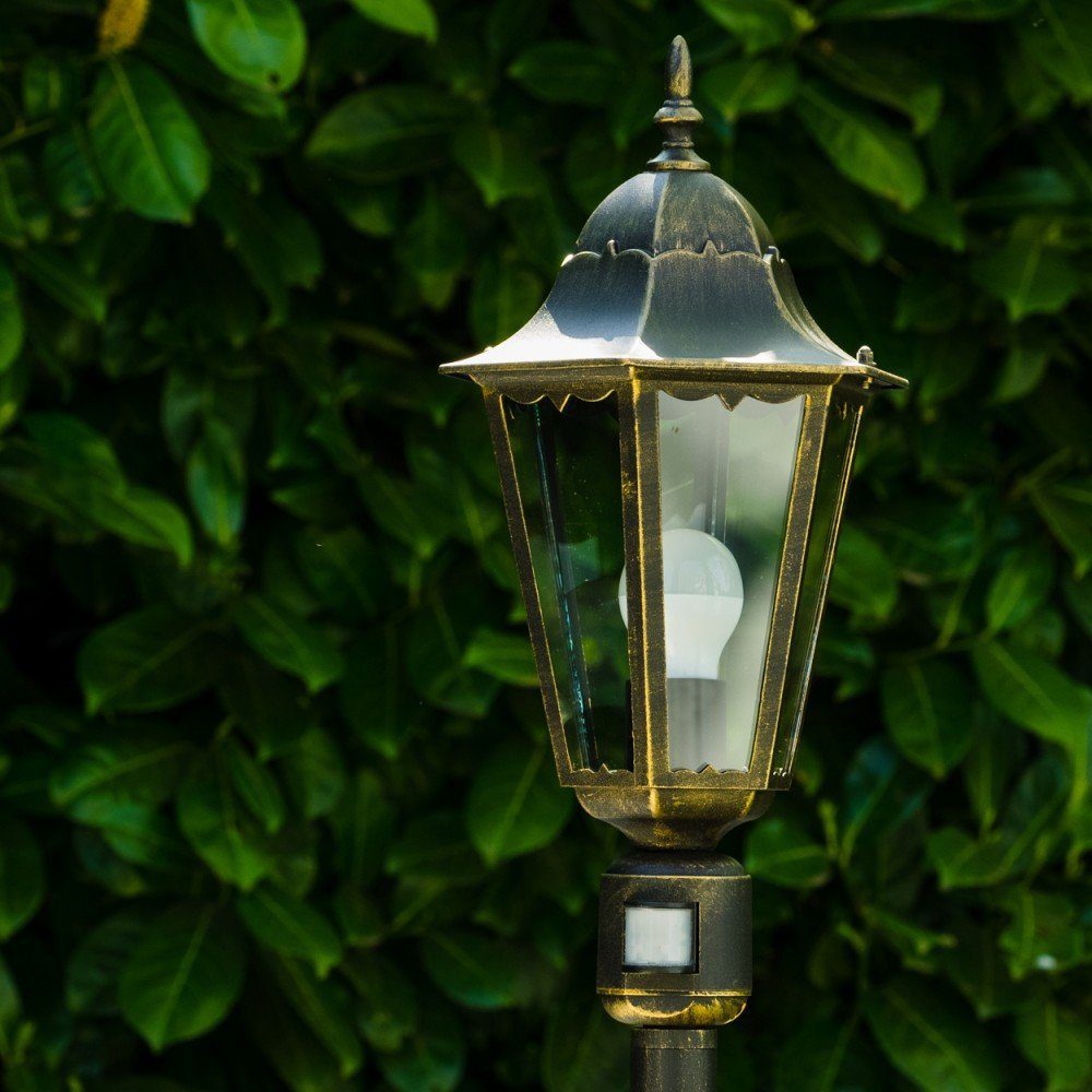 hofstein Außen-Stehlampe »Riano« Außenleuchte, Aluguss in Schwarz/Gold m. Milchglas-Scheiben, ohne Leuchtmittel, Gartenlampe, E27, IP44, Bewegungsmelder