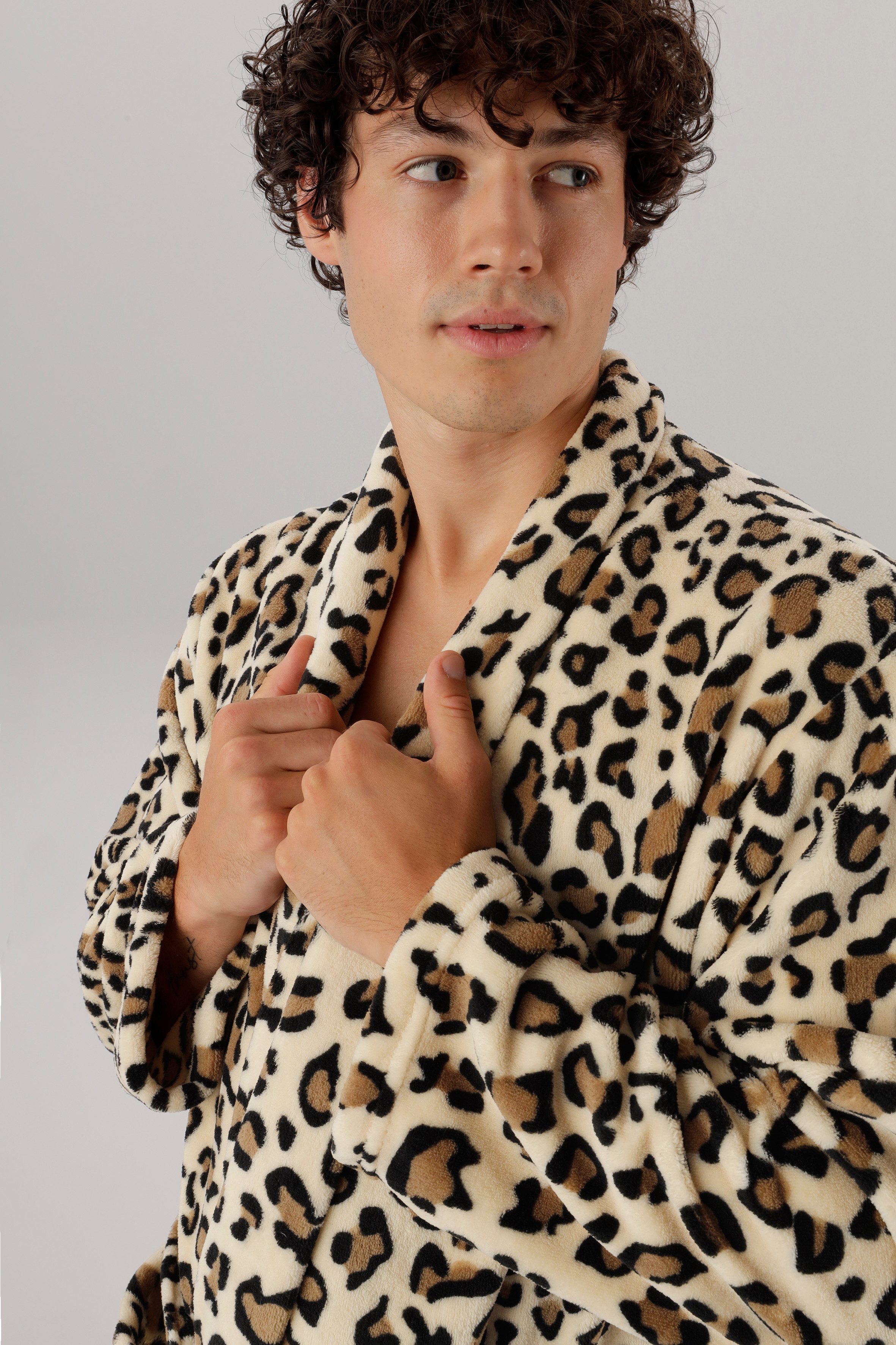 OTTO home Unisex-Bademantel Leo, ideal für Sauna, Spa & im Urlaub, modern, extra lang, Langform, Microfaser, Schalkragen, Gürtel, Animal Print, weich und kusche – Bild 5 von 5