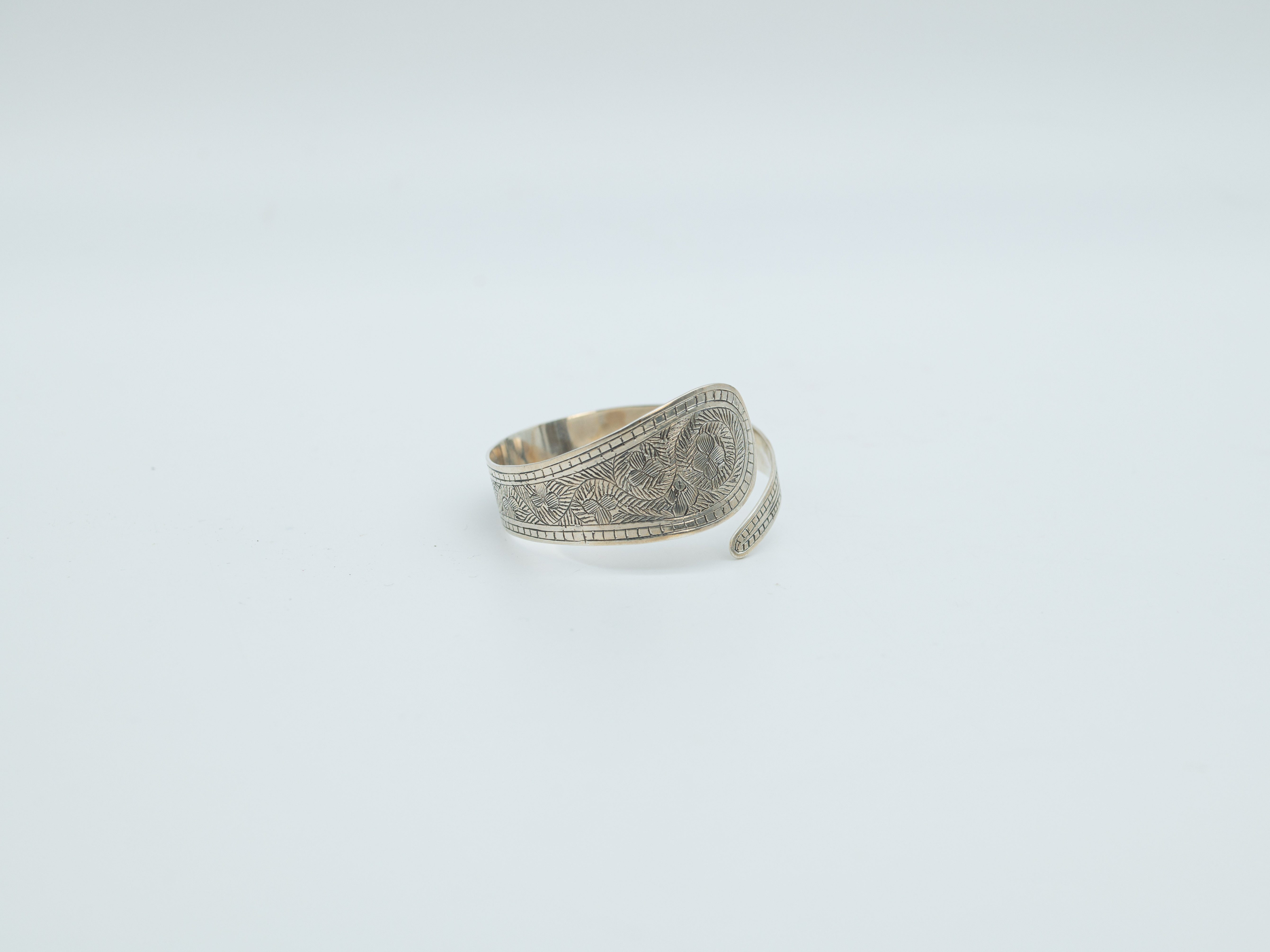 Aurelie Armreif Breiter Silberarmreif mit Ornamenten, 925 Sterlingsilber, Handgemachter Silberschmuck