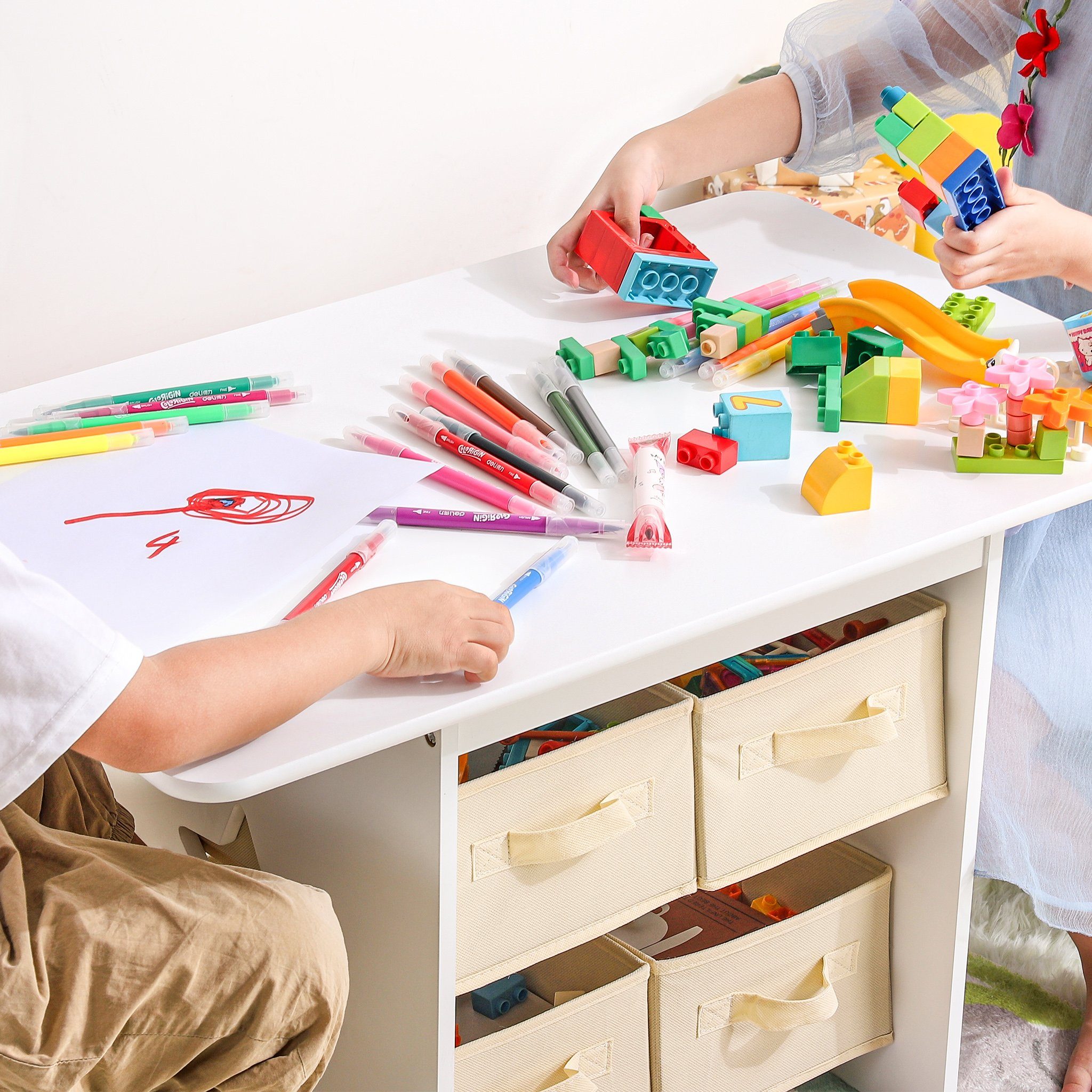 Yorbay Kindersitzgruppe Kindertisch mit 2 Stühlen, mit 6 Aufbewahrungskörben, (Kindersitzgruppe 3tlg, Weiß + Beige, Kindertisch mit Stauraum), Sitzgruppe für Ki – Bild 3 von 5