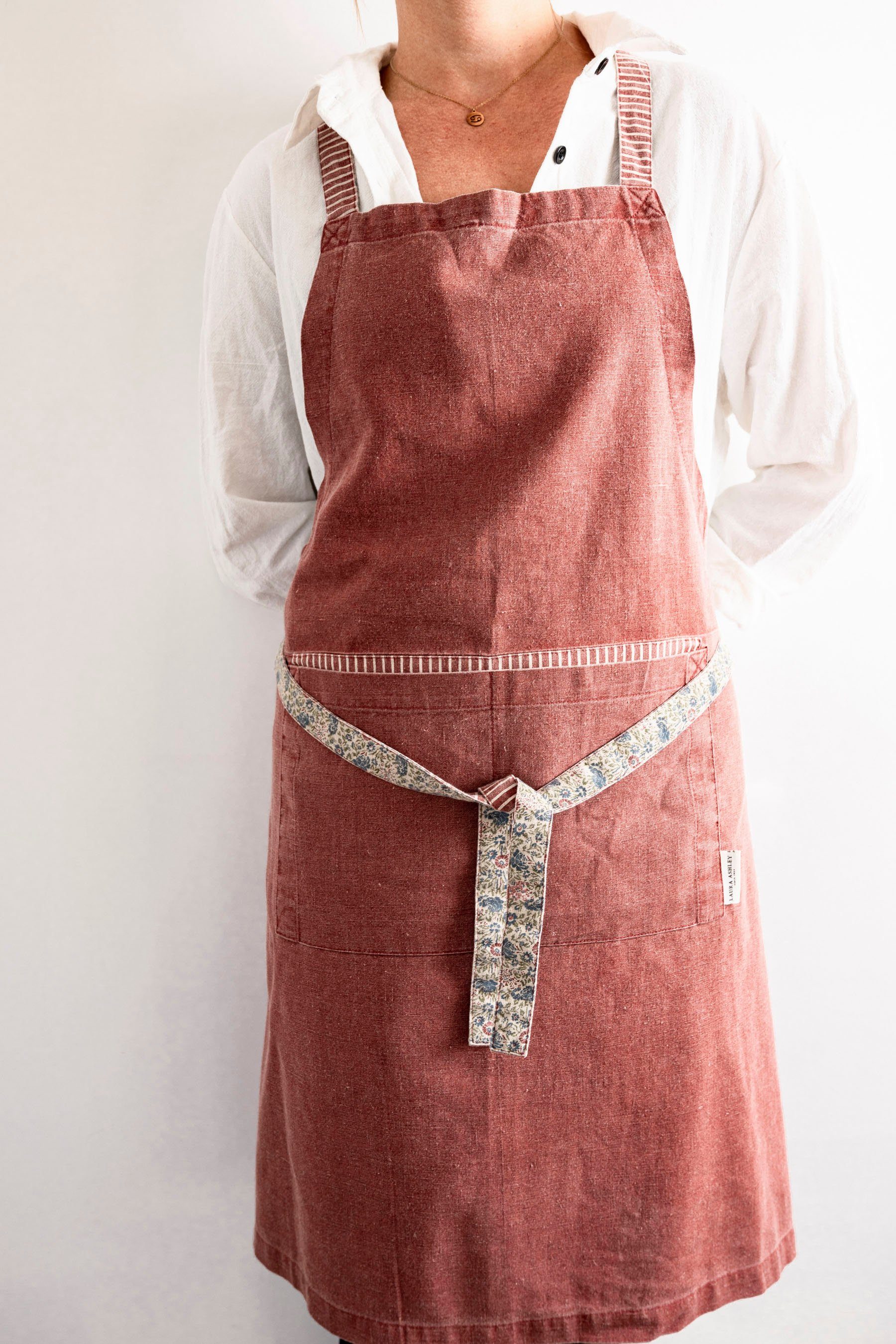 LAURA ASHLEY Kochschürze Daniela, unifarbig, kombiniert mit Streifen und  Blumen, (1-tlg), mit Fronttasche und verstellbarem Nackenband