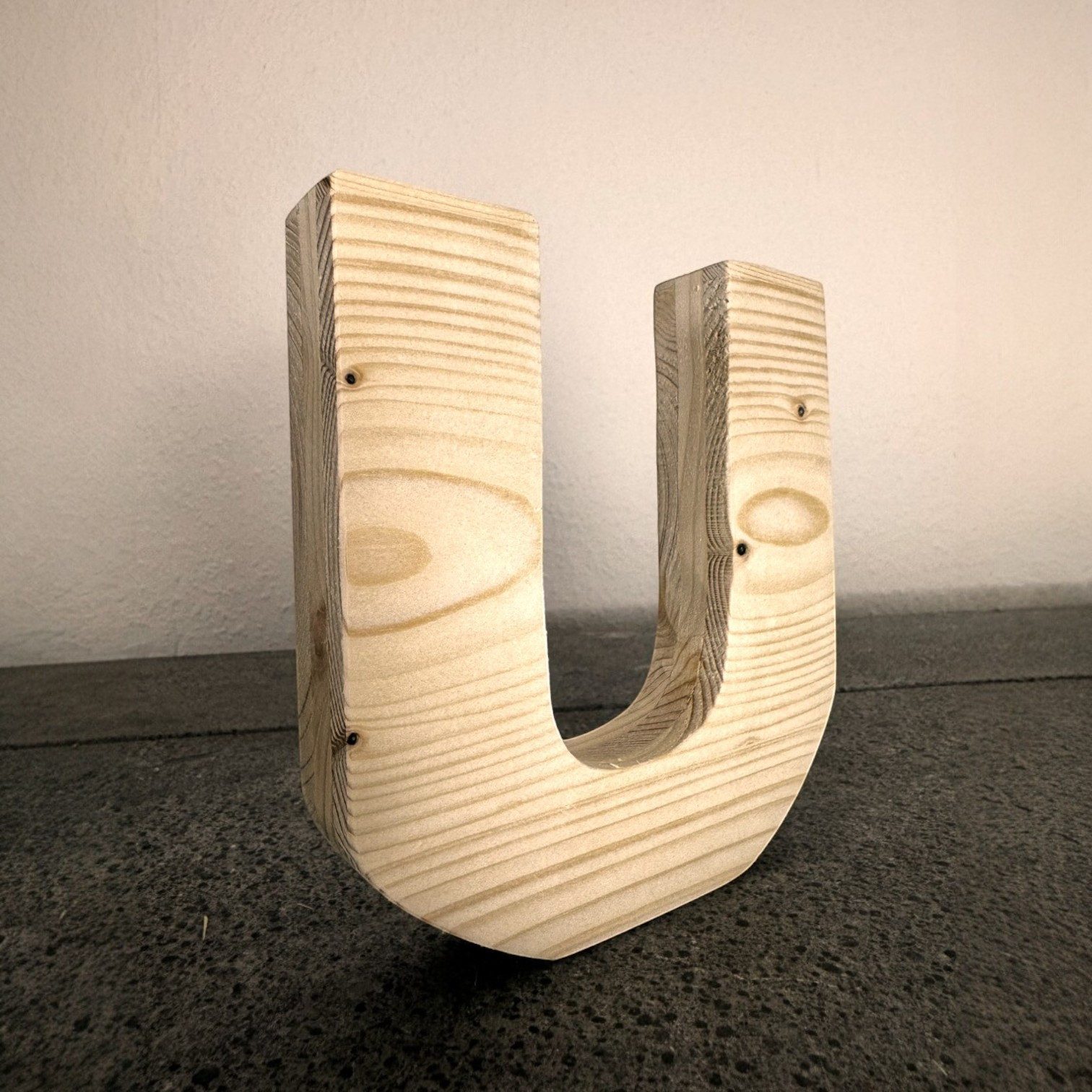 Zayno Deko-Buchstaben Holzbuchstabe "U" aus massivem Fichtenholz (Packung, 1 St., Fördert das Kennenlernen des Alphabetes), in liebevoller Handarbeit aus hochwertigem Fichtenholz gefertigt.