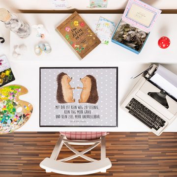 Mr. & Mrs. Panda Schreibtischunterlage Igel Liebe - Grau Pastell - Geschenk, Büroartikel, Schreibunterlage, (1 tlg)