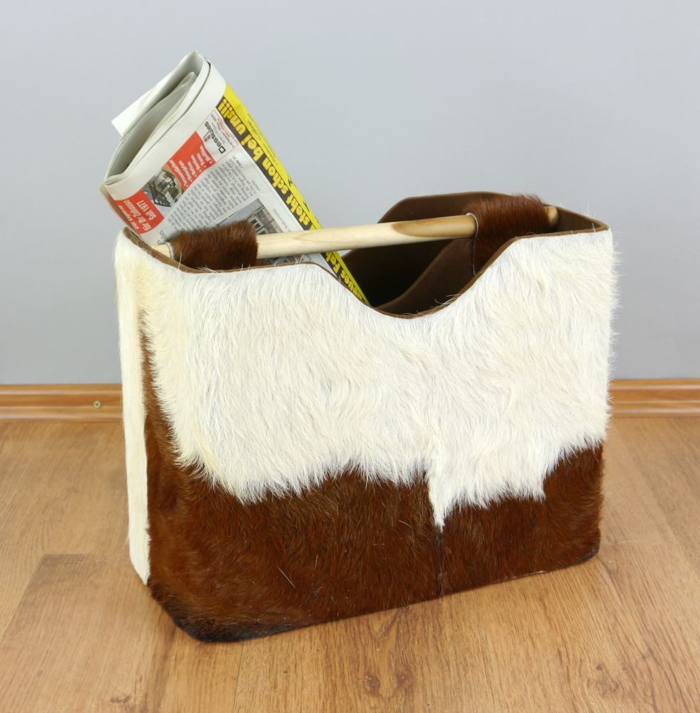 livasia Zeitungsständer Ziegenfell - 38x20x30cm - Zeitungskorb aus Java, handgefertigt mit zwei Fächern und Holzgriff