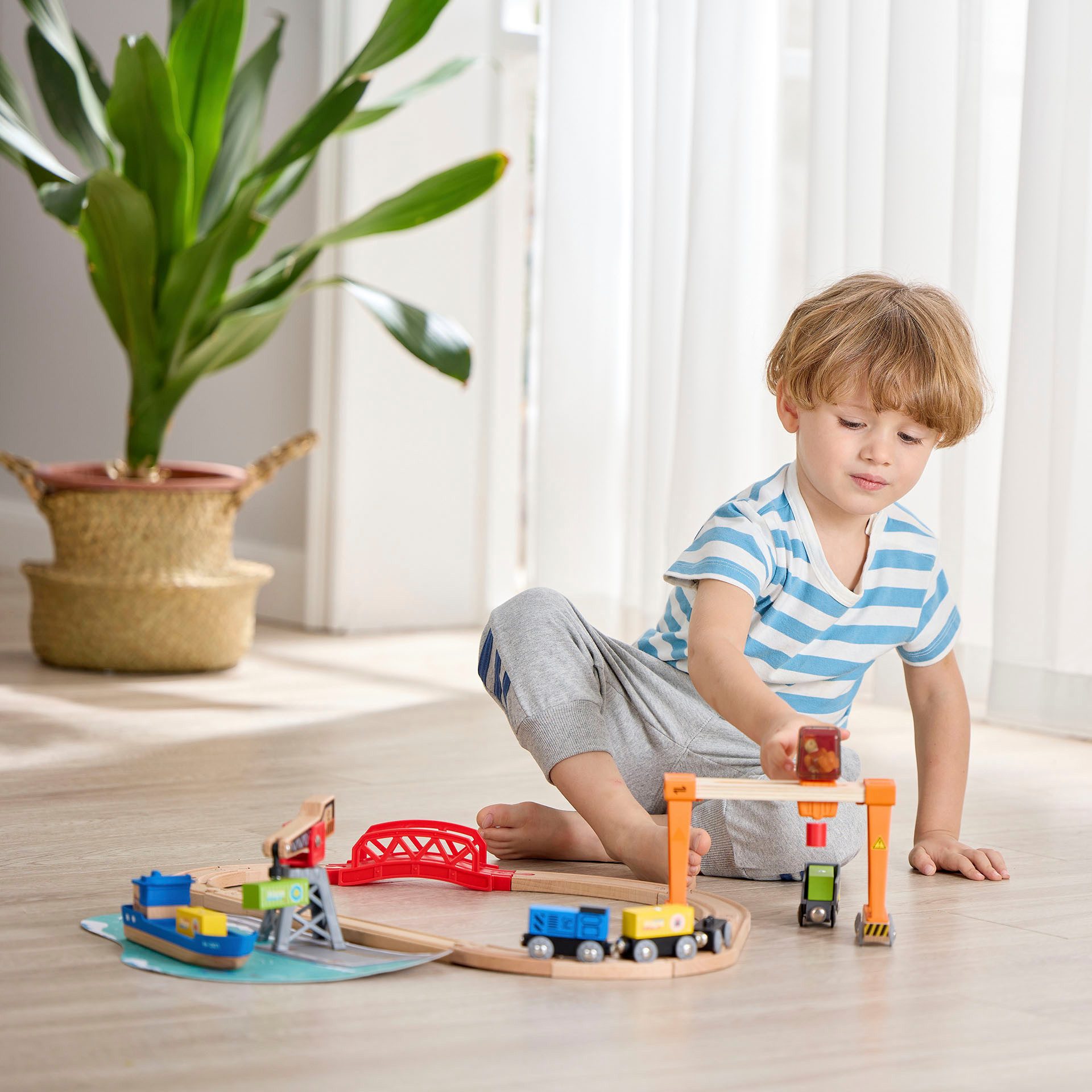 Hape Spielzeug-Eisenbahn Abladen und Aufladen im Hafen, (Set) – Bild 5 von 5