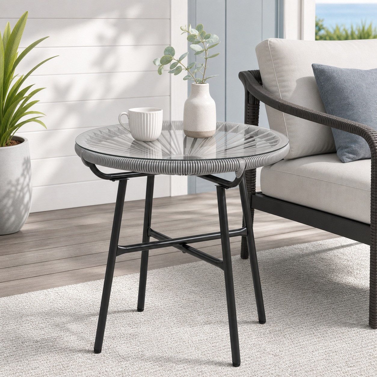OKWISH Gartentisch PE-Rattan Outdoor Tisch mit gehärteter Glasplatte, wetterfest (Packung, 1-St., Kleiner Balkon- und Terrassentisch im Boho Design, runder Tisch), Gartentisch Boho Stil 50 x 50 x 50 cm, Beistelltisch Schwarz+Grau