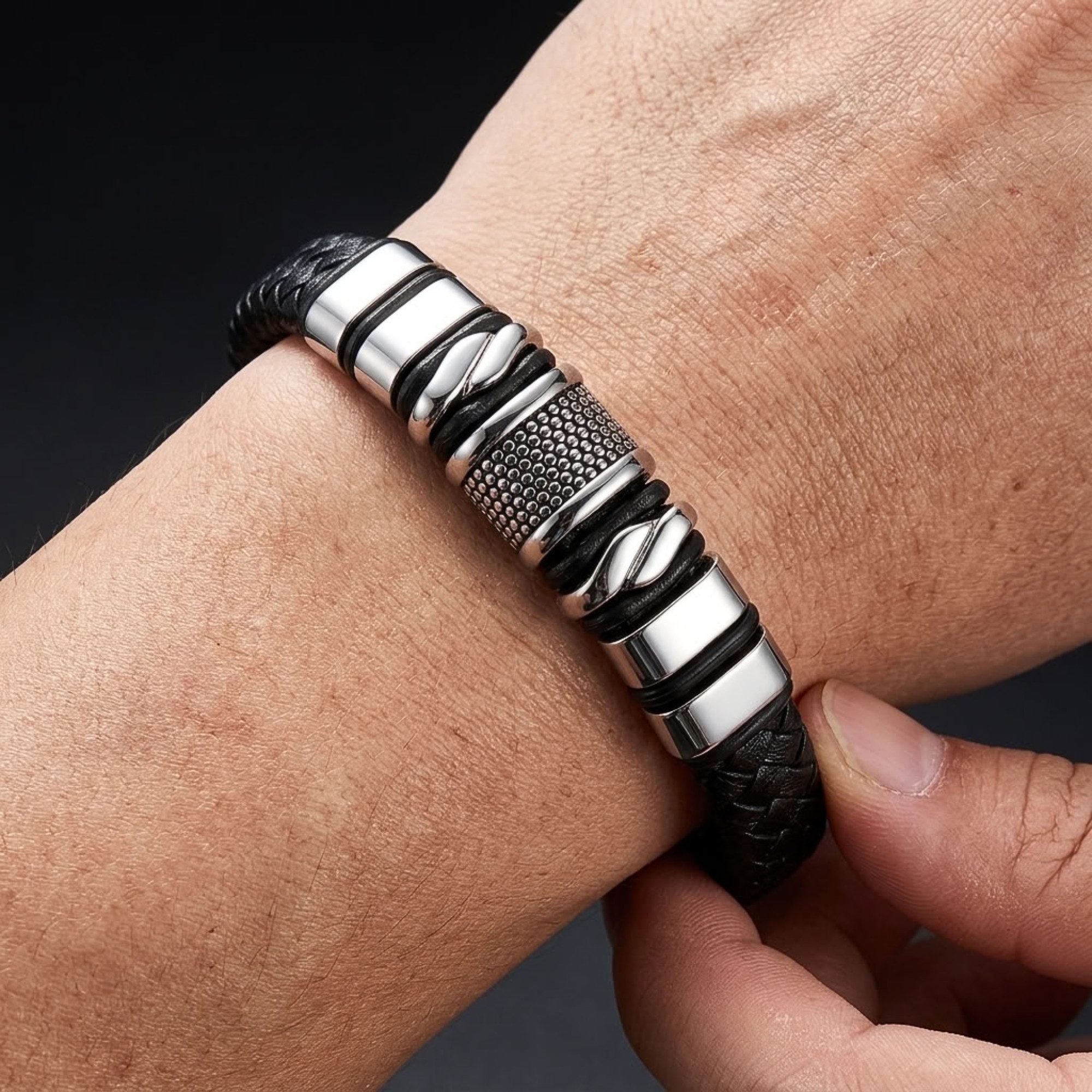 UNIQAL.de Lederarmband „MAMBA“ – Maskulines Design in Schwarz & Silber (Echtleder, Edelsthal, Magnetverschluss mit Verlängerungsglied, perfektes Geschenk, Bewäh – Bild 4 von 5