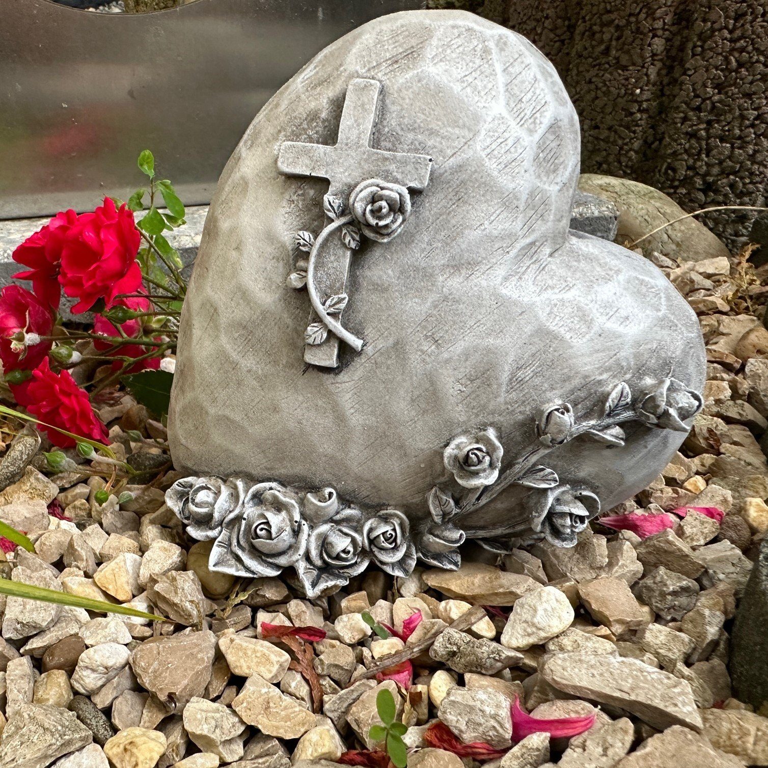 Radami Kreuz mit Grabschmuck Herz Grabherz Rosenranke und Gartenfigur