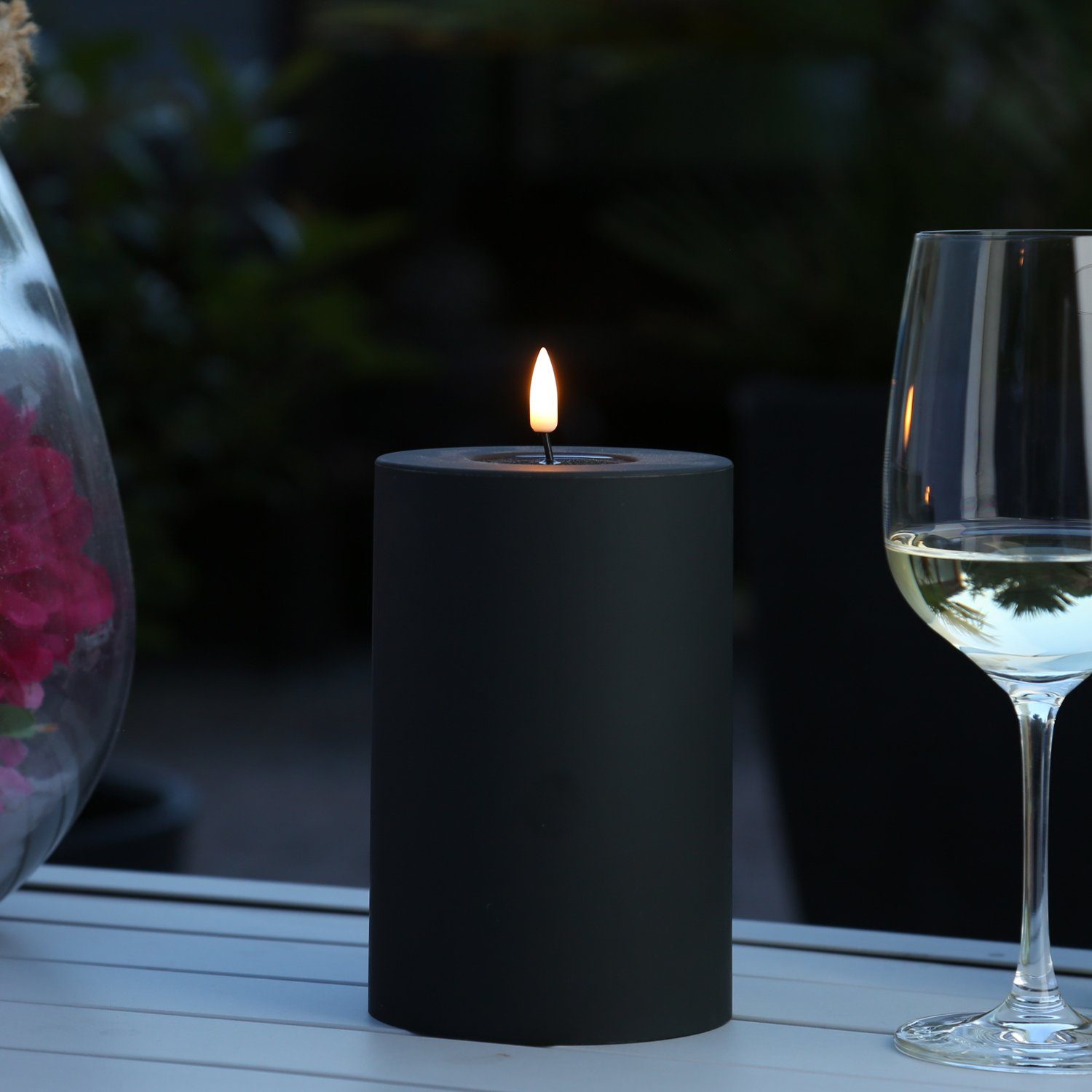 Deluxe Homeart LED-Kerze MIA für Außen 3D Flamme flackernd H: 15cm D: 10cm outdoor schwarz (1-tlg)