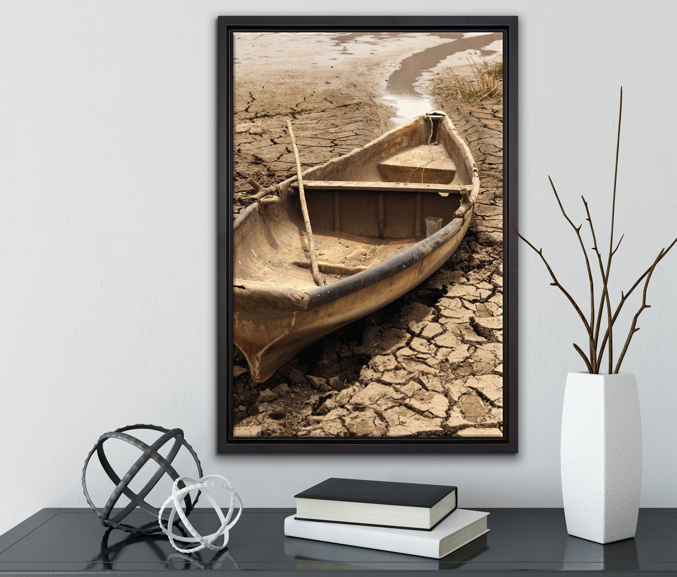 Pixxprint Leinwandbild Boot im St), See, Wanddekoration Leinwandbild einem gefasst, in inkl. (1 fertig Zackenaufhänger bespannt, Schattenfugen-Bilderrahmen ausgetrockneten
